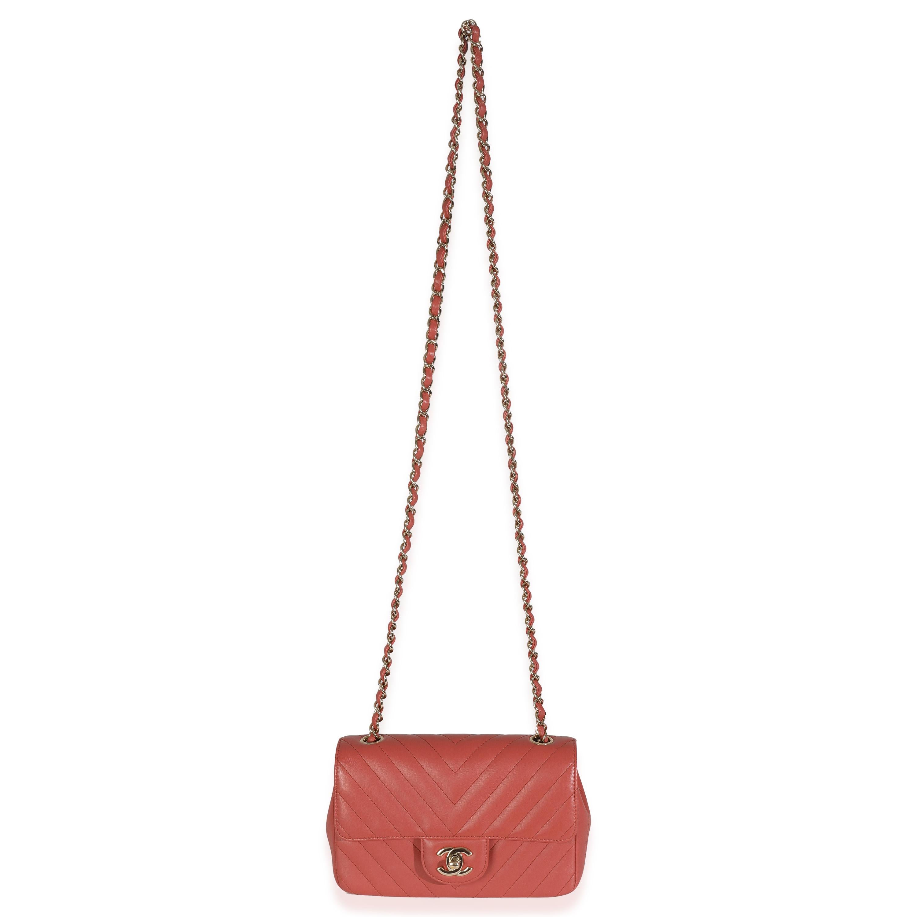 Chanel - Mini sac à rabat rectangulaire en cuir de veau à chevrons corail en vente 1