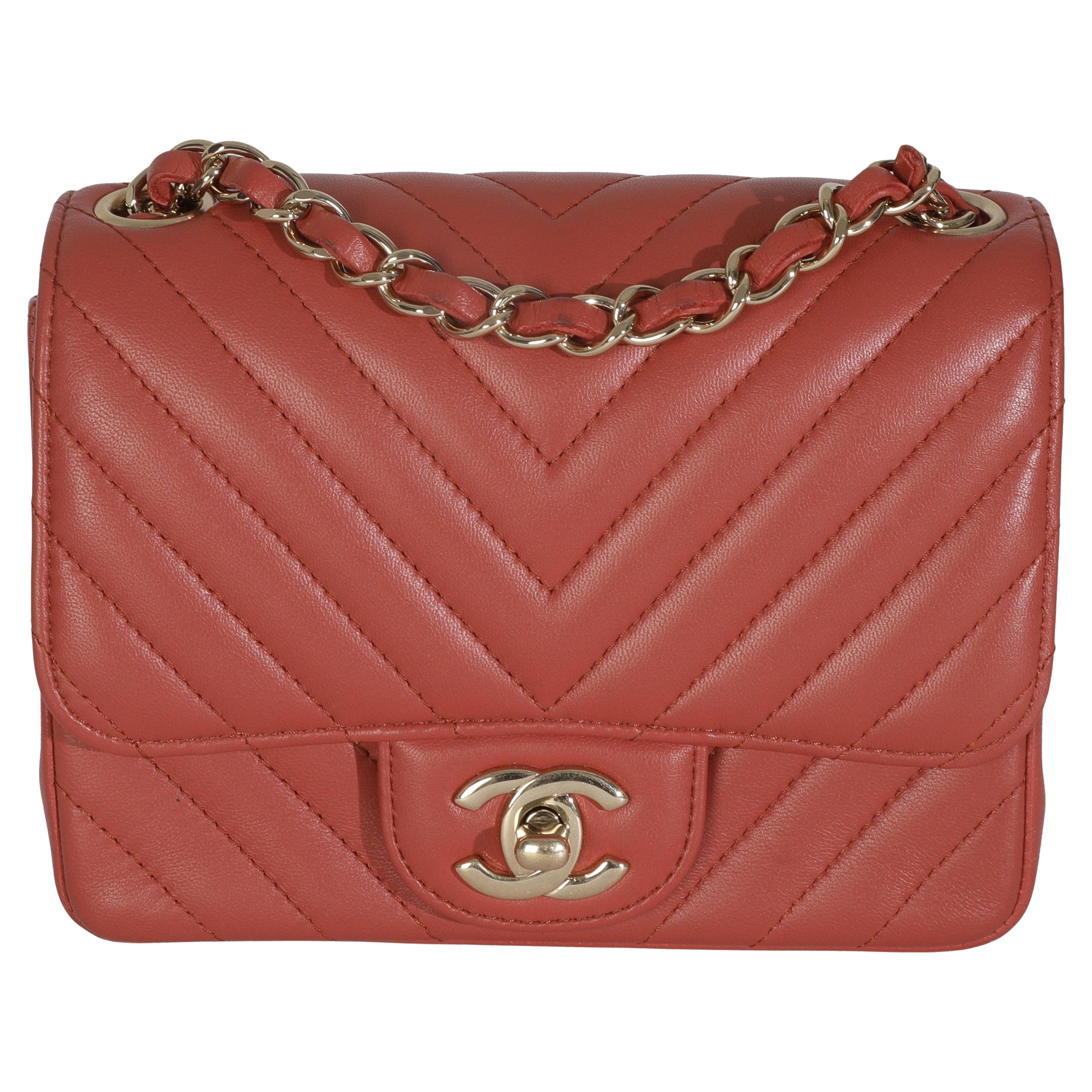 Chanel, borsa in pelle di vitello trapuntata con mini patta quadrata color corallo Chevron