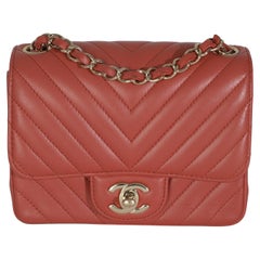 Chanel, borsa in pelle di vitello trapuntata con mini patta quadrata color corallo Chevron
