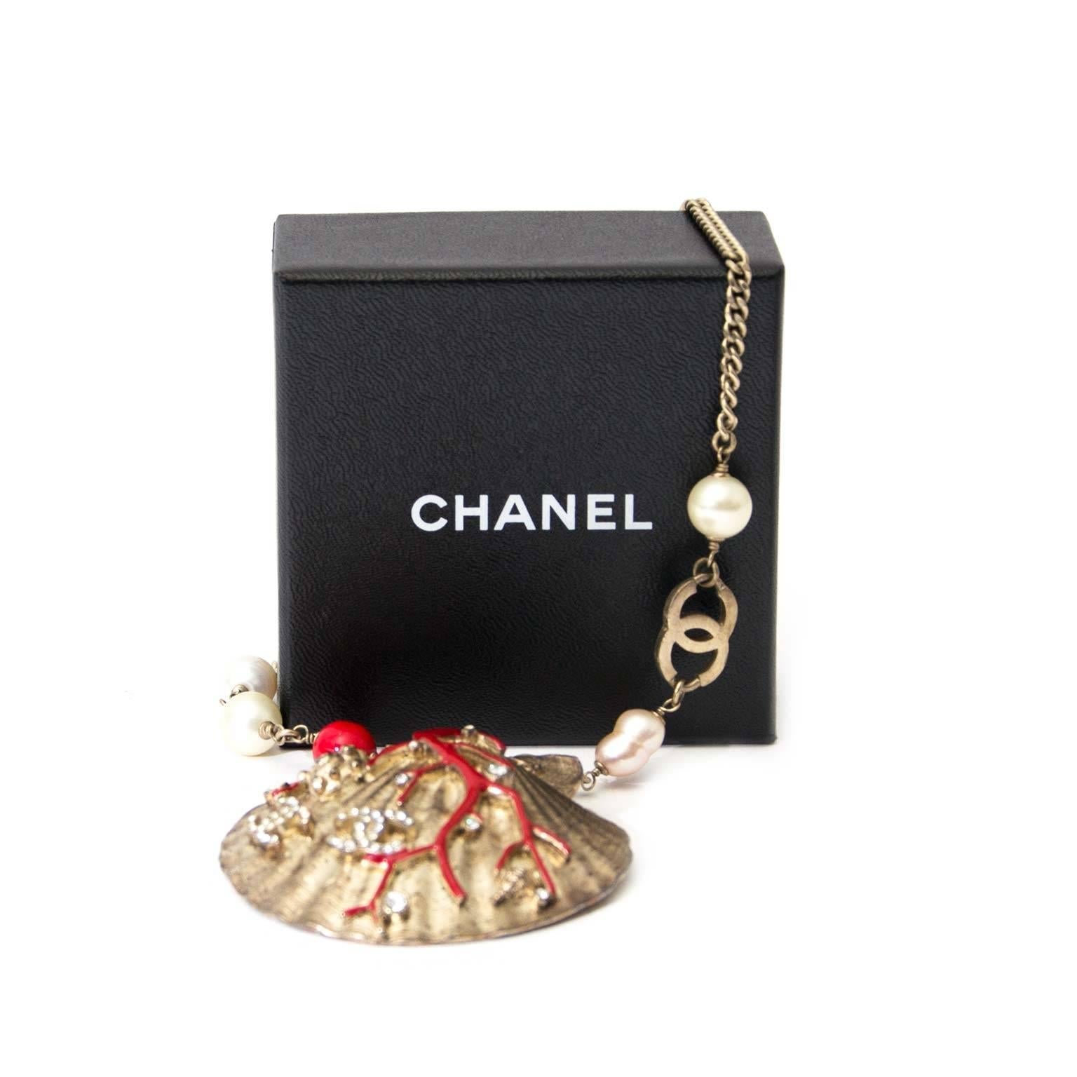 Very good preloved condition

Chanel Coral Gold Pearl Shell Necklace

This fascinating Chanel Shell necklace is a true collector's item!
This necklace features one eye-catching golden shell, decorated by the two 