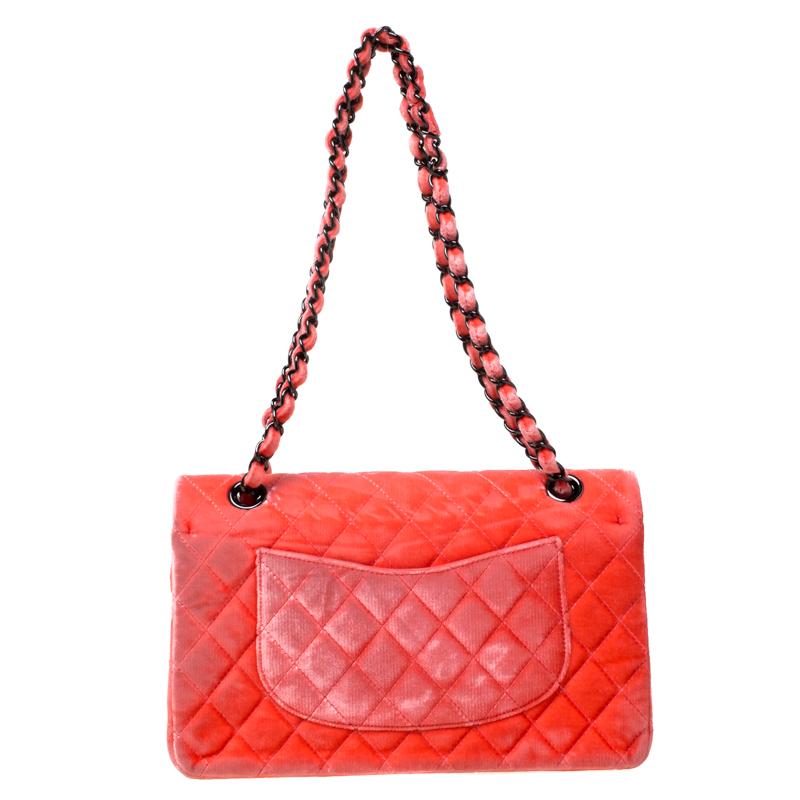 We are in absolute awe of this Classic Double Flap bag from Chanel as it is appealing in a surreal way. Crafted from velvet, it features the iconic quilted pattern. It has a chain and velvet interwoven strap along with the CC twist lock closure in