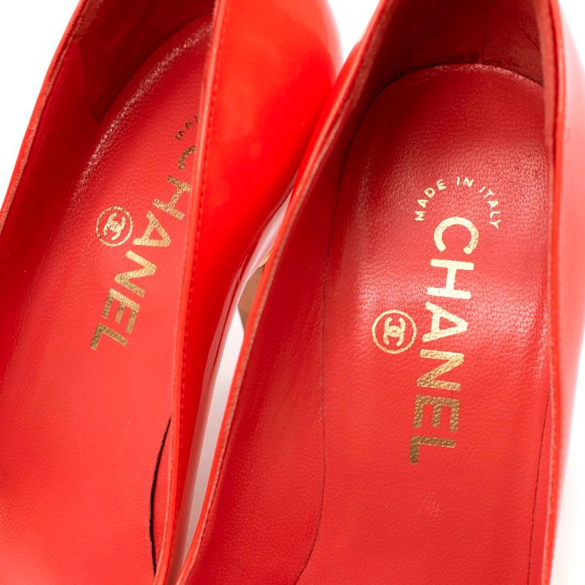 Chanel Korallefarbene Offene Pumps aus Lackleder US 6,5 im Angebot 1