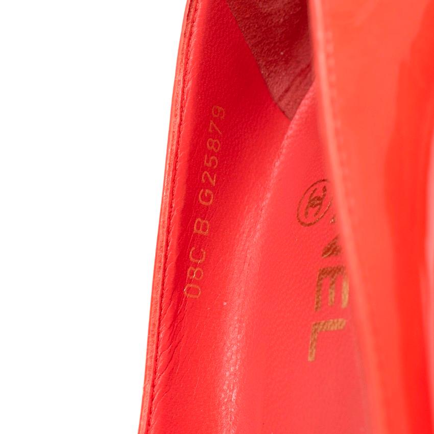 Chanel Korallefarbene Offene Pumps aus Lackleder US 6,5 im Angebot 2