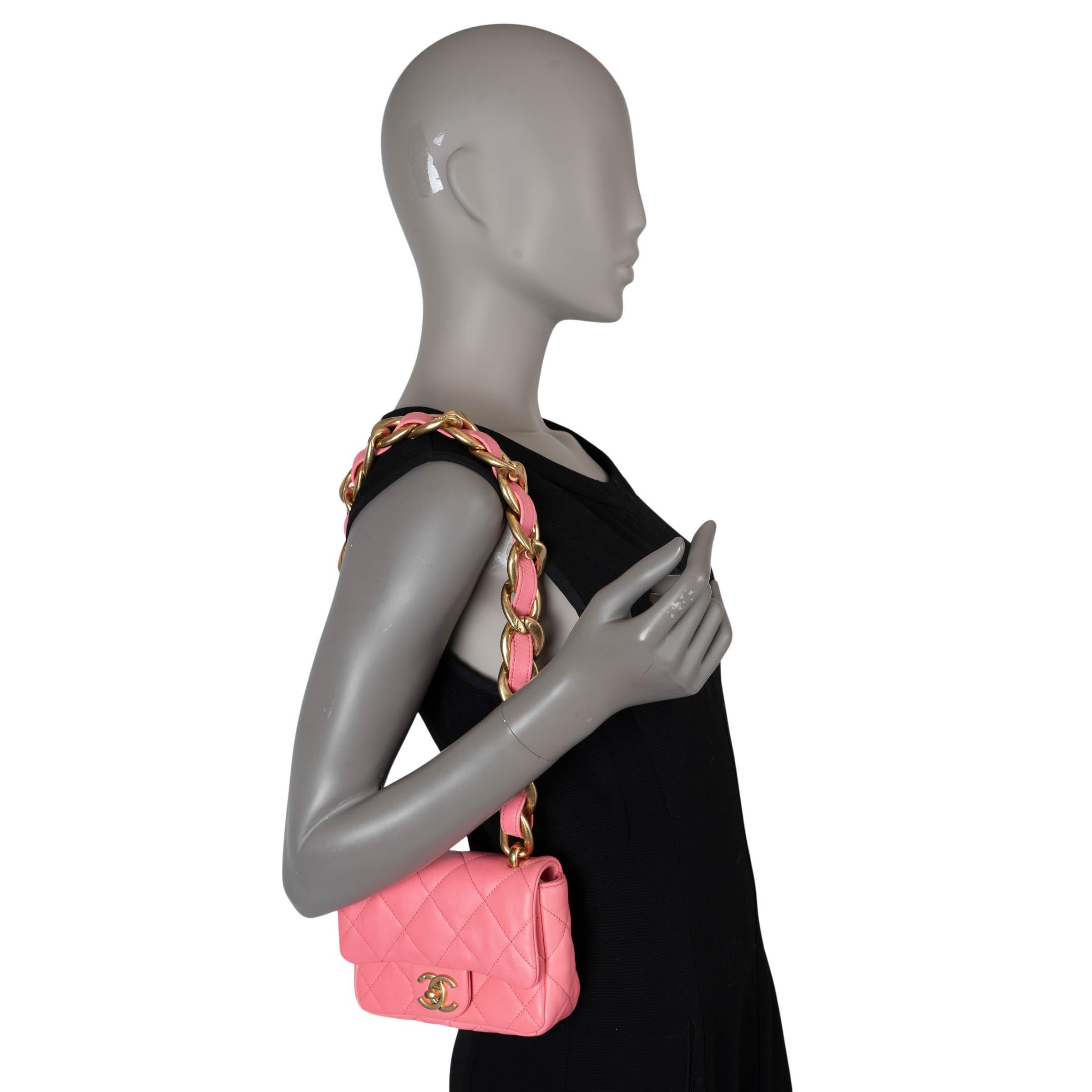 Chanel in pelle rosa corallo 22S FUNKY TOWN SMALL Borsa a tracolla in vendita 5