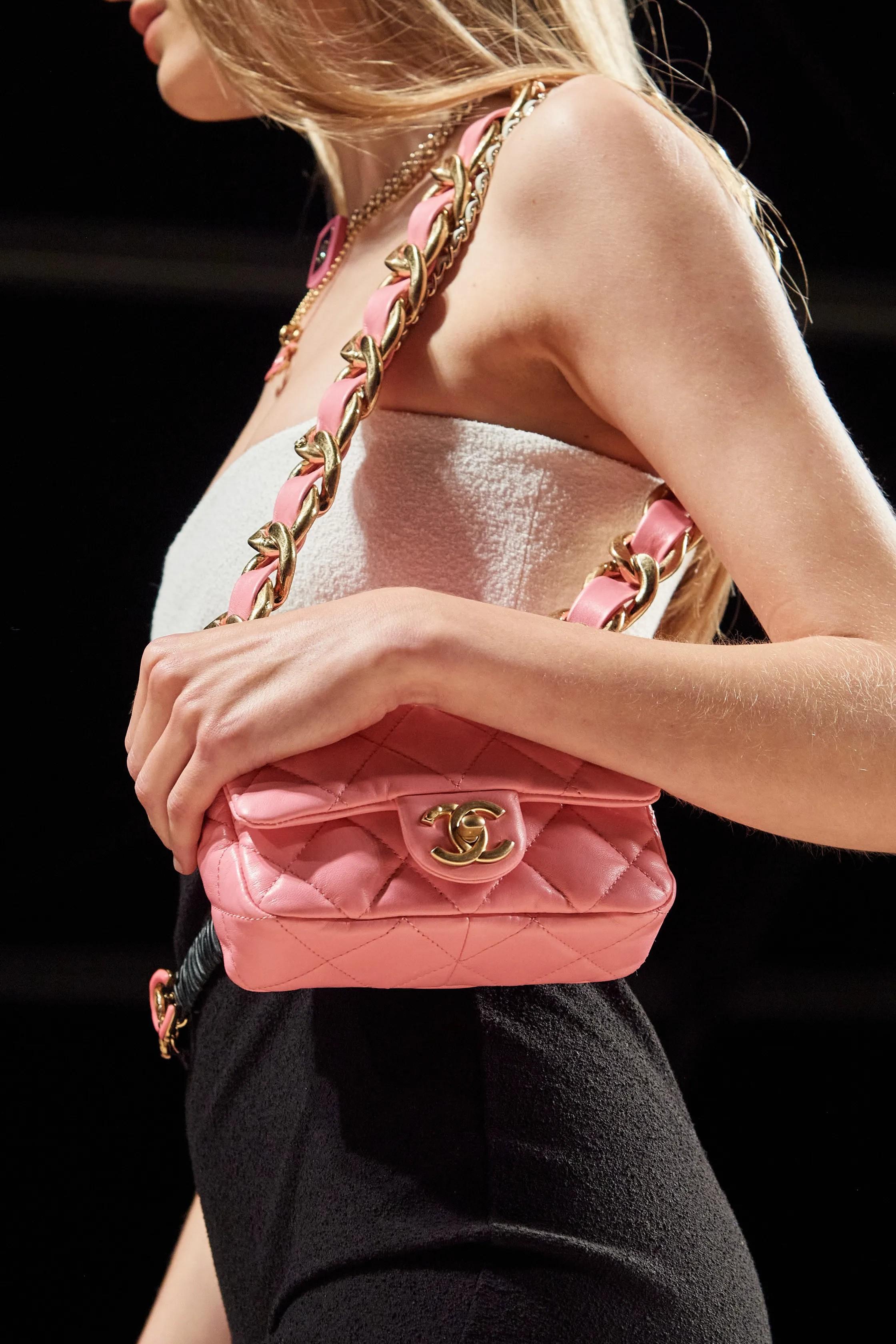 Chanel in pelle rosa corallo 22S FUNKY TOWN SMALL Borsa a tracolla in vendita 7