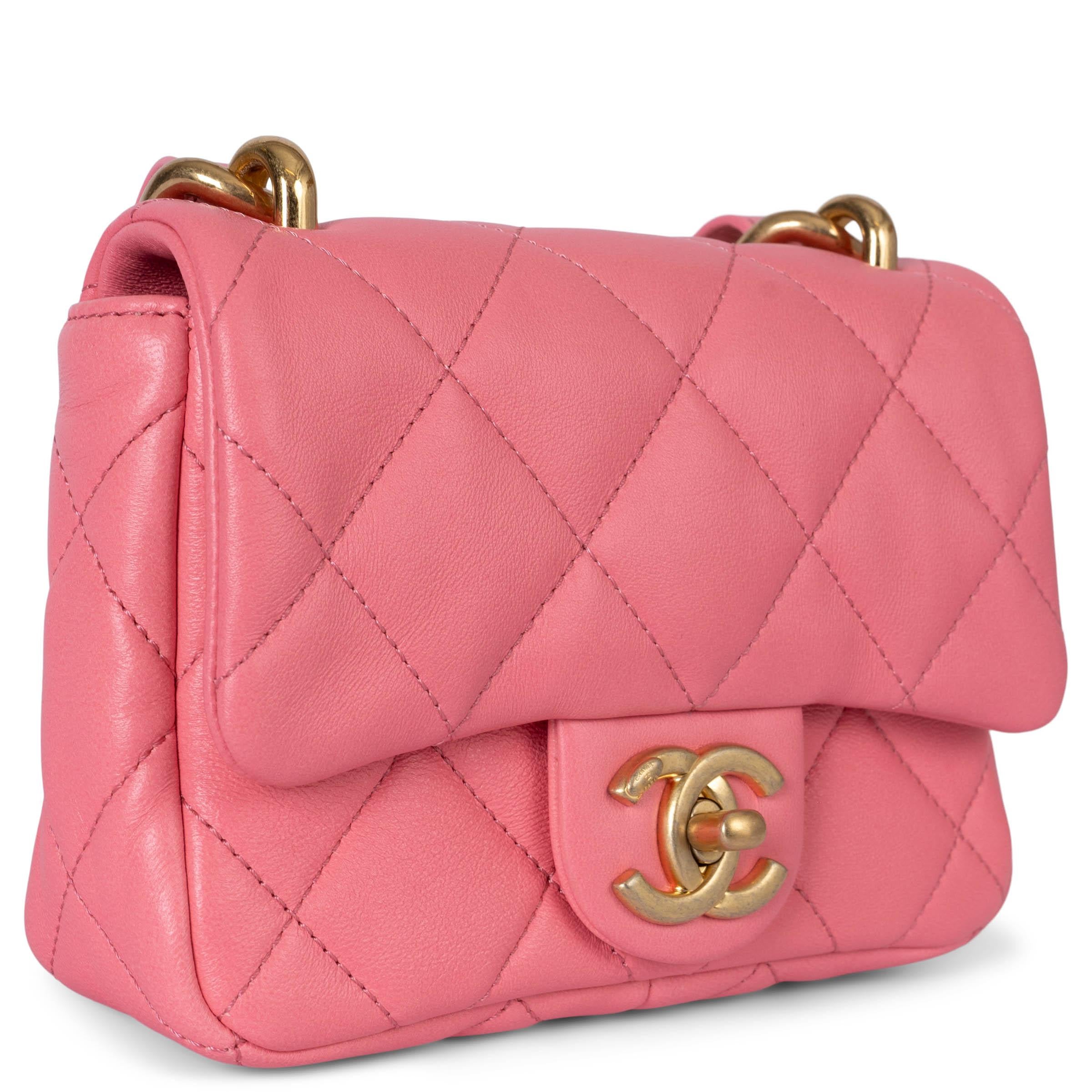 Questa borsa Chanel Funky Townes piccola con patta, autentica al 100%, è realizzata in pelle di agnello trapuntata color rosa corallo e offre un look giocoso ma sofisticato. Presenta una robusta tracolla a catena dorata intrecciata con la pelle e