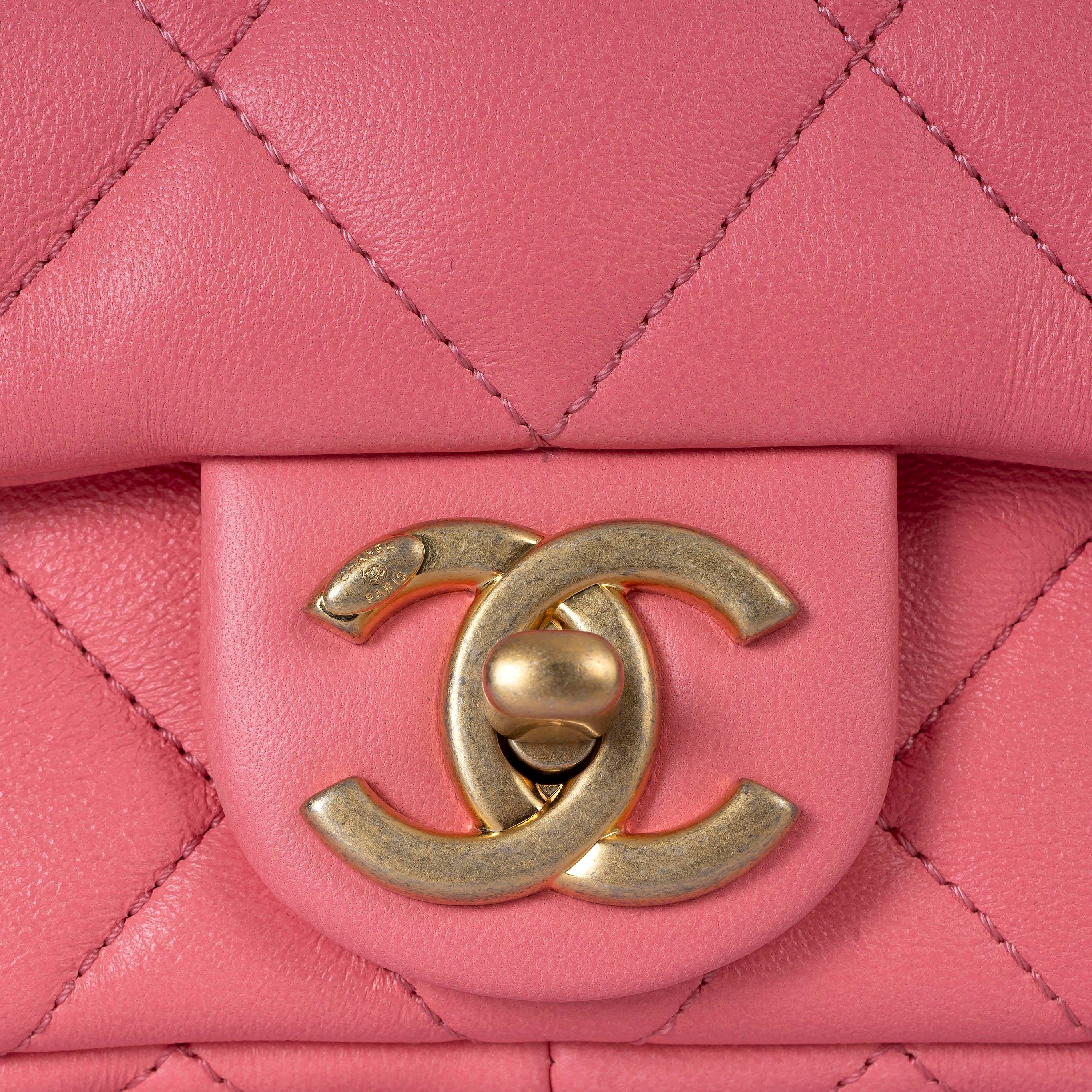 Chanel in pelle rosa corallo 22S FUNKY TOWN SMALL Borsa a tracolla in vendita 1