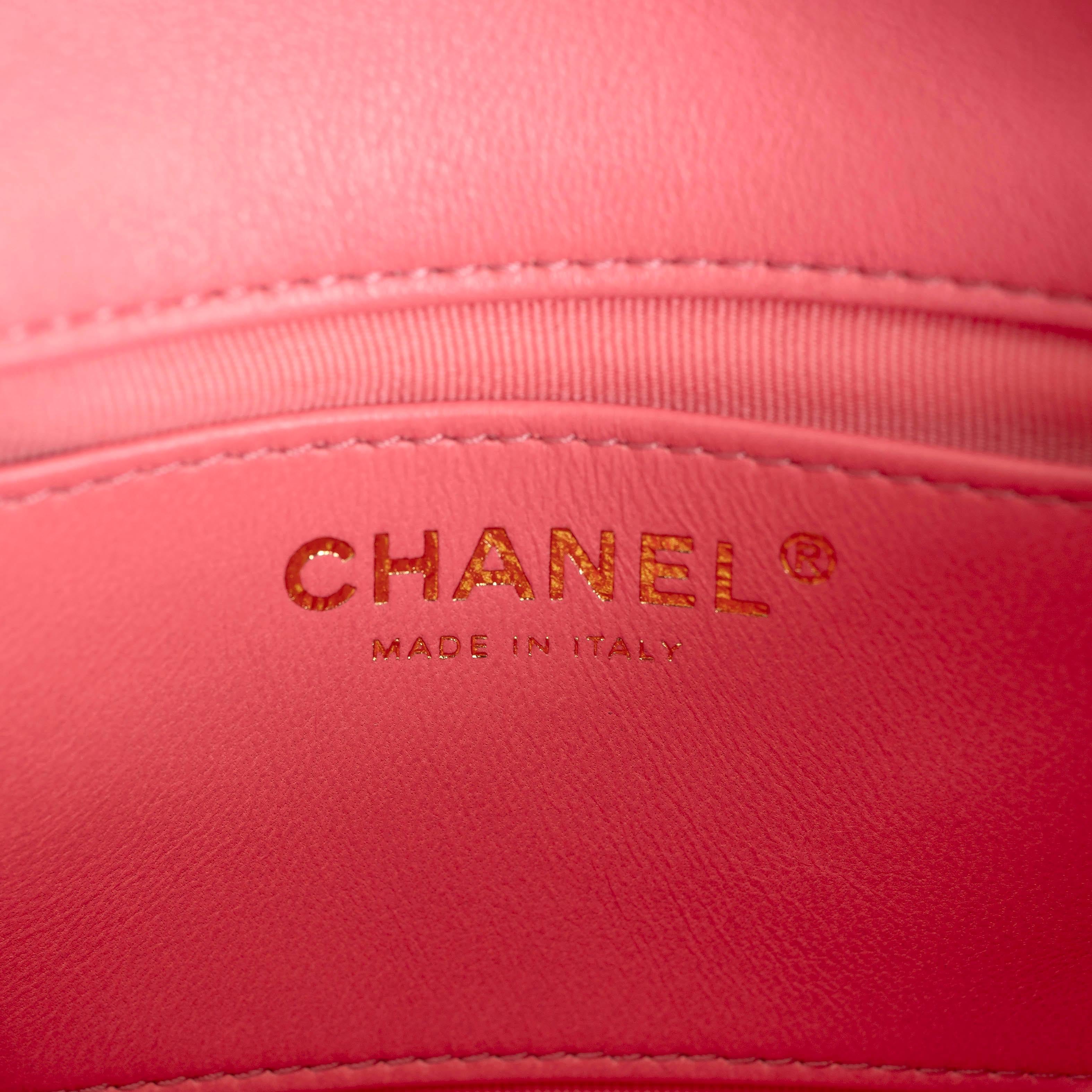Chanel in pelle rosa corallo 22S FUNKY TOWN SMALL Borsa a tracolla in vendita 2