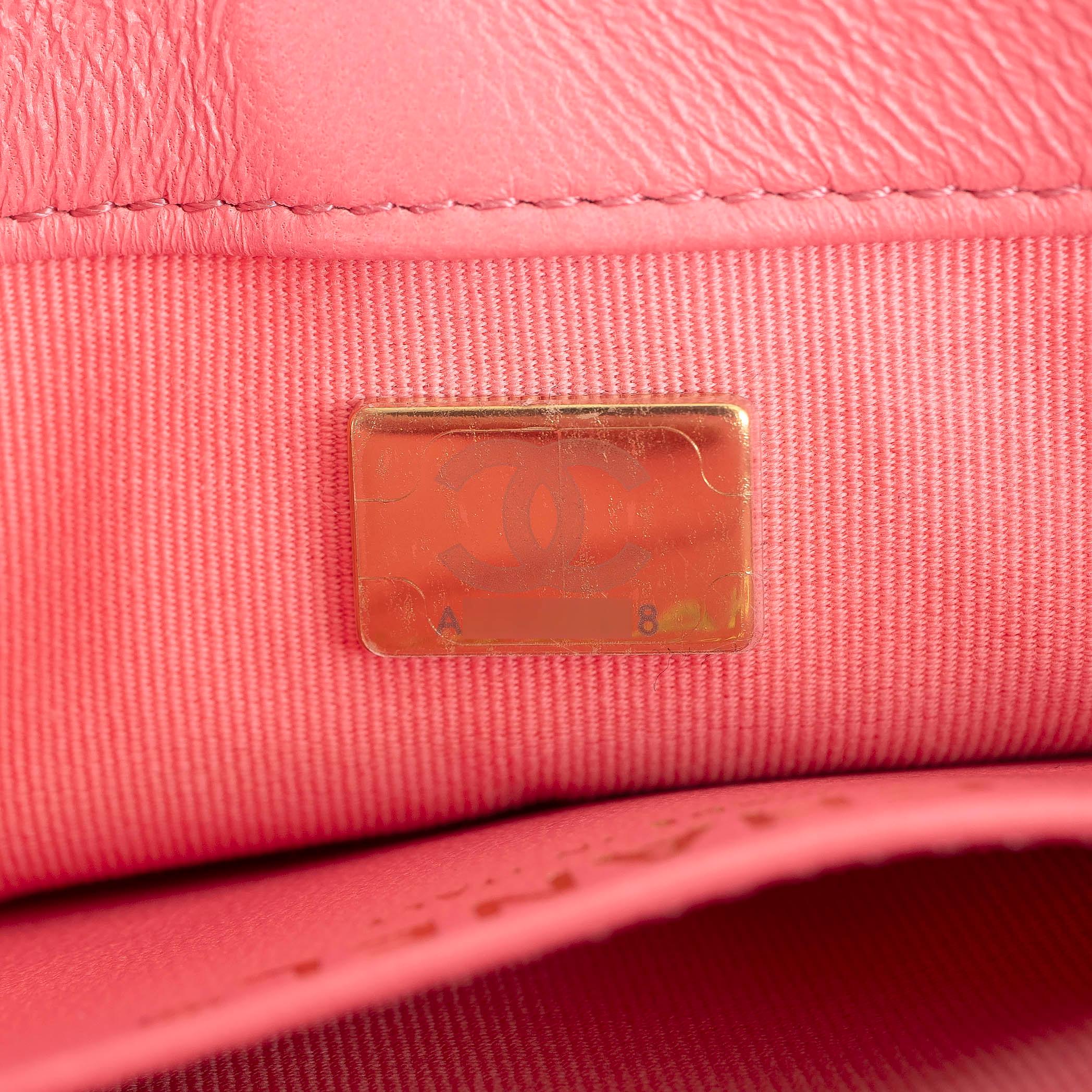 Chanel in pelle rosa corallo 22S FUNKY TOWN SMALL Borsa a tracolla in vendita 3
