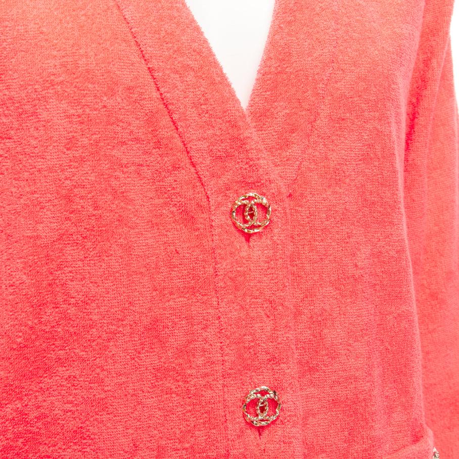 CHANEL chaqueta blazer de rizo rosa coral oro logo CC FR36 S
Referencia: TGAS/D01086
Marca: Chanel
Diseñadora: Virginie Viard
Material: Algodón, mezcla
Color: Rosa
Patrón: Sólido
Cierre: Botón
Detalles adicionales: Botones con logotipo CC.
Fabricado