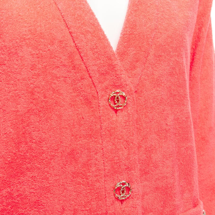 CHANEL coral pink towel terry cloth gold CC logo blazer jacket FR36 S
Reference: TGAS/D01086
Brand: Chanel
Designer: Virginie Viard
Material: Cotton, Blend
Color: Pink
Pattern: Solid
Closure: Button
Extra Details: CC logo buttons.
Made in:
