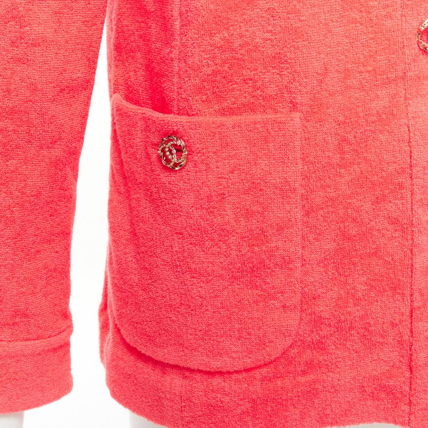 CHANEL blazer rose corail en tissu terry doré avec logo CC FR36 S en vente 3