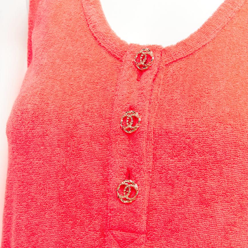 CHANEL rosa coral toalla rizo oro CC logo botón mini vestido FR34 XS
Referencia: TGAS/D01087
Marca: Chanel
Diseñadora: Virginie Viard
Material: Algodón, mezcla
Color: Rosa
Patrón: Sólido
Cierre: Botón
Detalles adicionales: Botones con logotipo