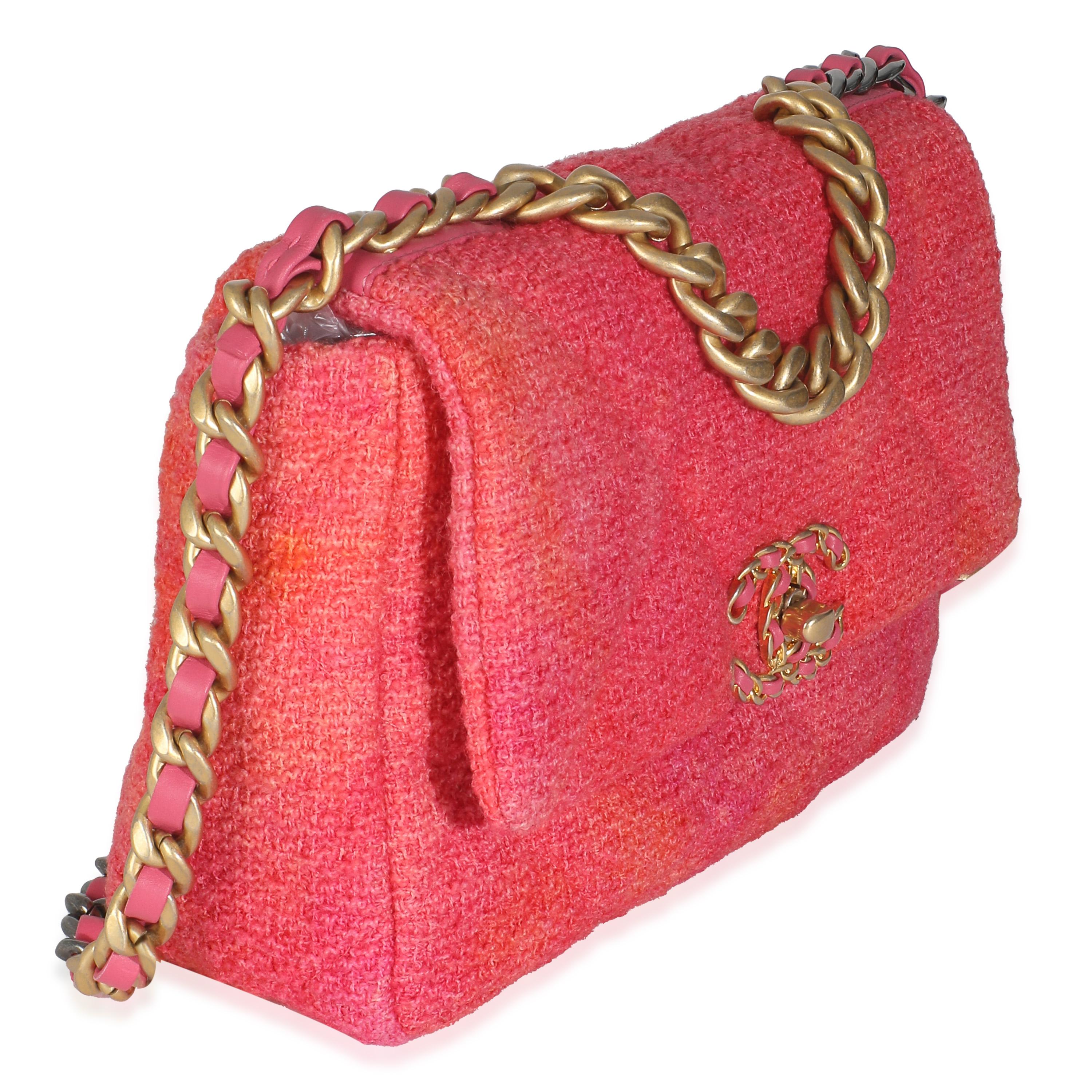 Auflistung Titel: Chanel Coral Pink Tweed Quilted Medium Chanel 19 Klappe Tasche
SKU: 146475
Zustand: Gebraucht 
Beschreibung des Zustands: Die Überschlagtasche von Chanel ist ein zeitloser Klassiker, der nie aus der Mode kommt. Sie stammt aus dem