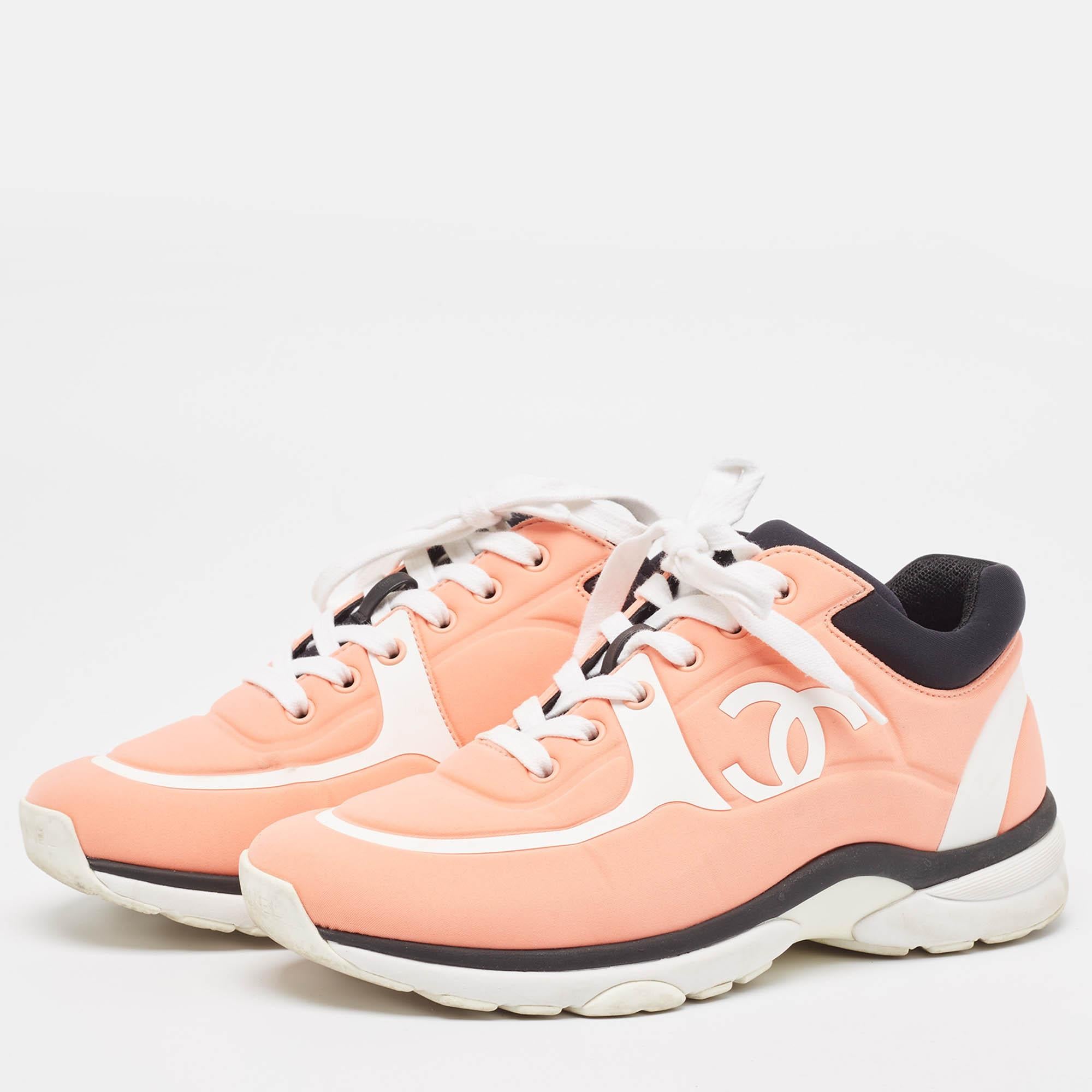 Chanel Coral Pink/White Neoprene CC Low Top Sneakers Size 37.5 For Sale 4