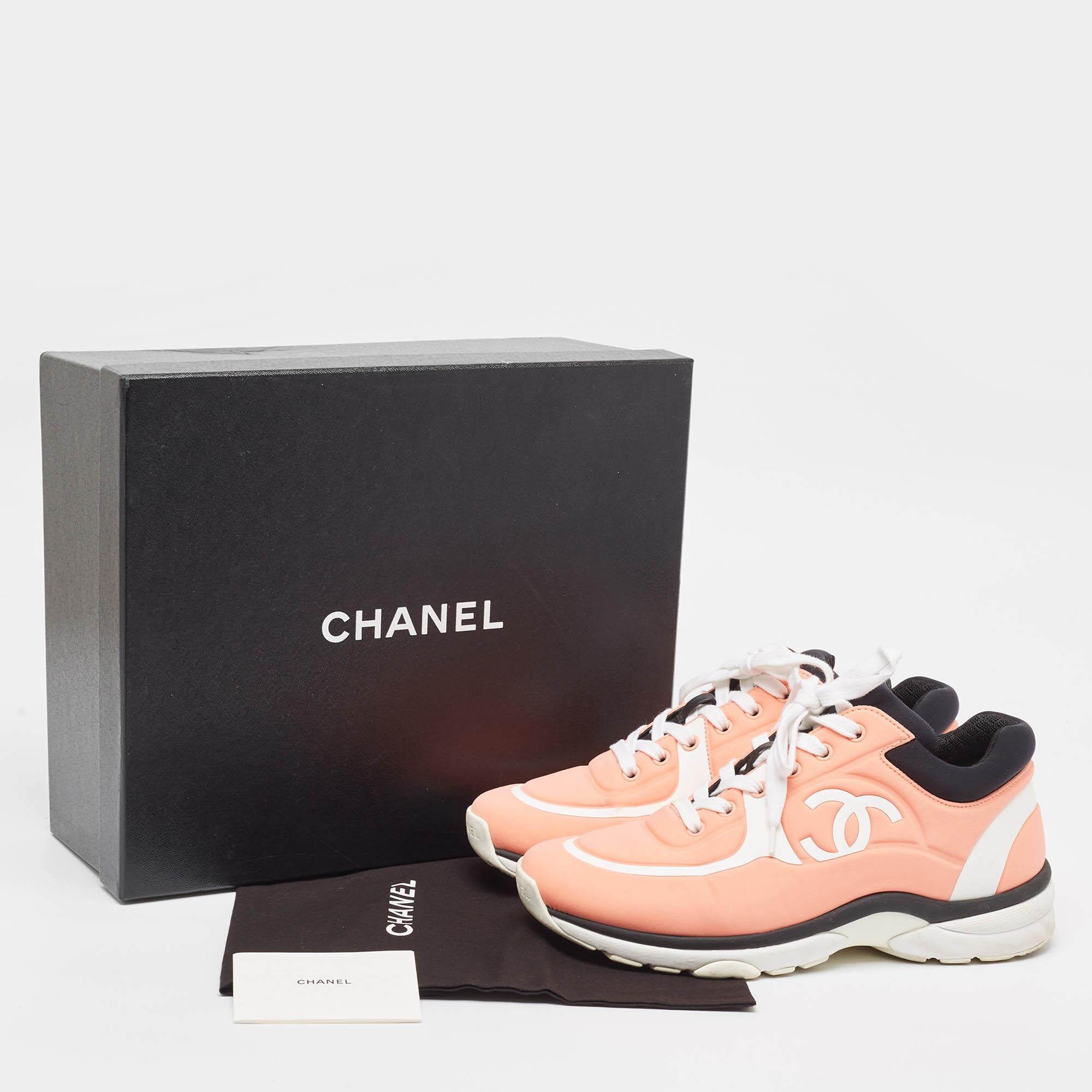 Chanel Coral Pink/White Neoprene CC Low Top Sneakers Size 37.5 For Sale 5