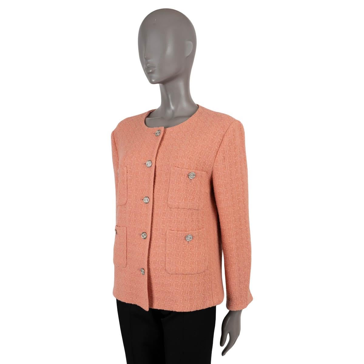 100% authentic Chanel collarless tweed jacket in pale coral pink wool (100%). Features classic four pocket design. Closes with silver-tone metal CC buttons and is lined in silk (100%). Has been worn and is in excellent condition. 

2021