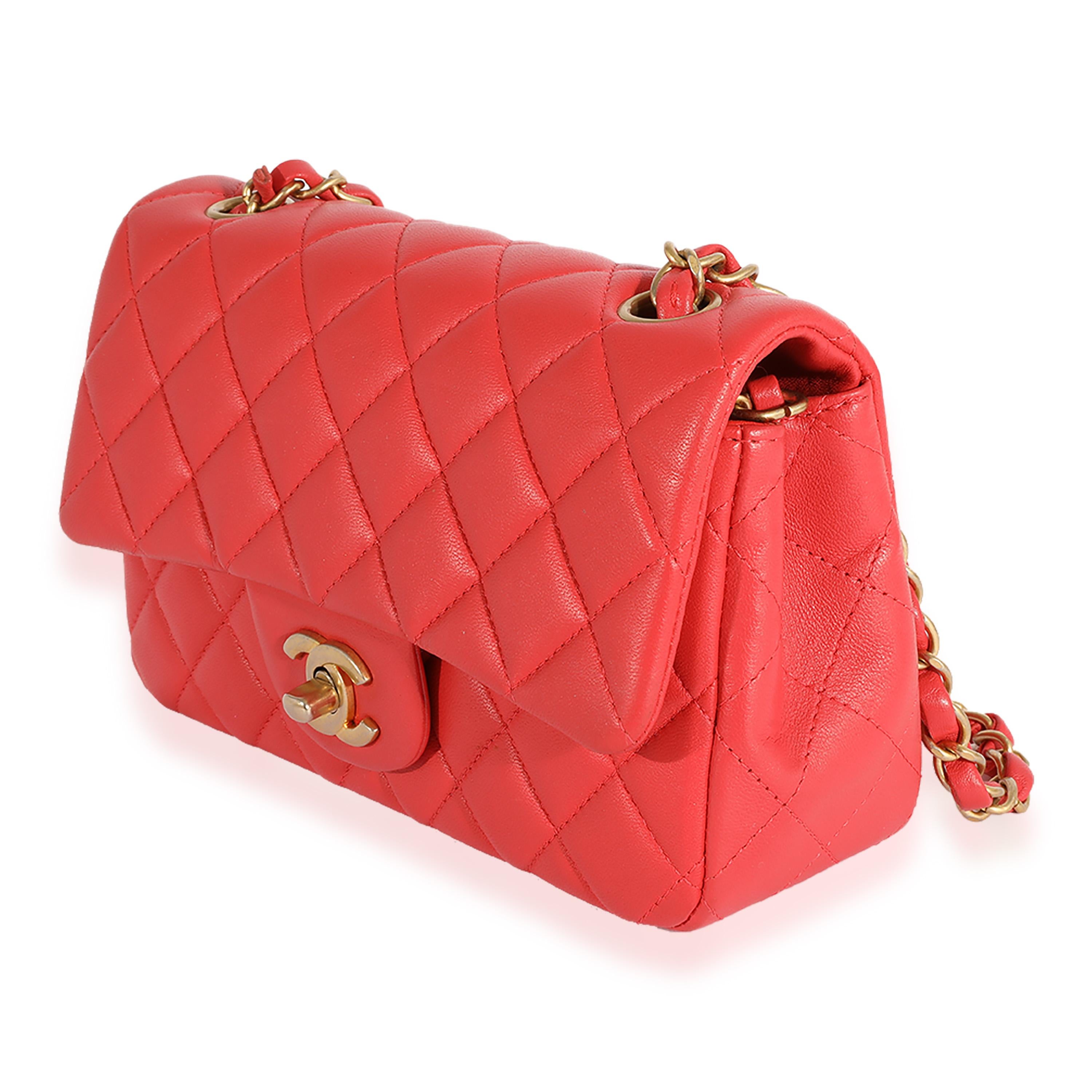 Rouge Chanel - Mini sac à rabat rectangulaire classique en cuir d'agneau matelassé corail en vente