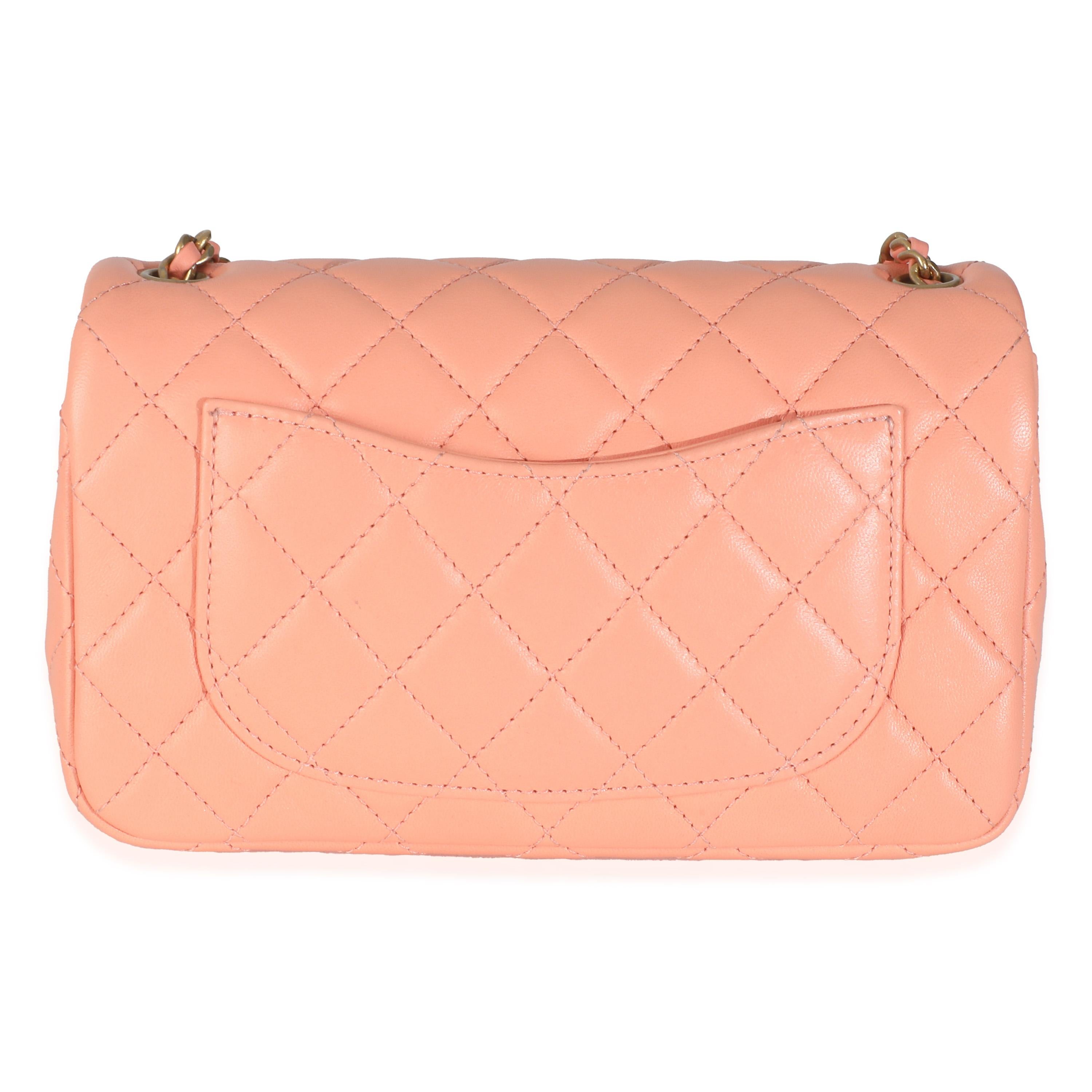 Título del listado: Chanel Coral acolchado de piel de cordero Mini Rectangular Perla Crush Flap Bag
SKU: 146403
Estado: Seminuevo 
Descripción del estado: Un clásico atemporal que nunca pasa de moda, el bolso con solapa de Chanel se remonta a 1955 y