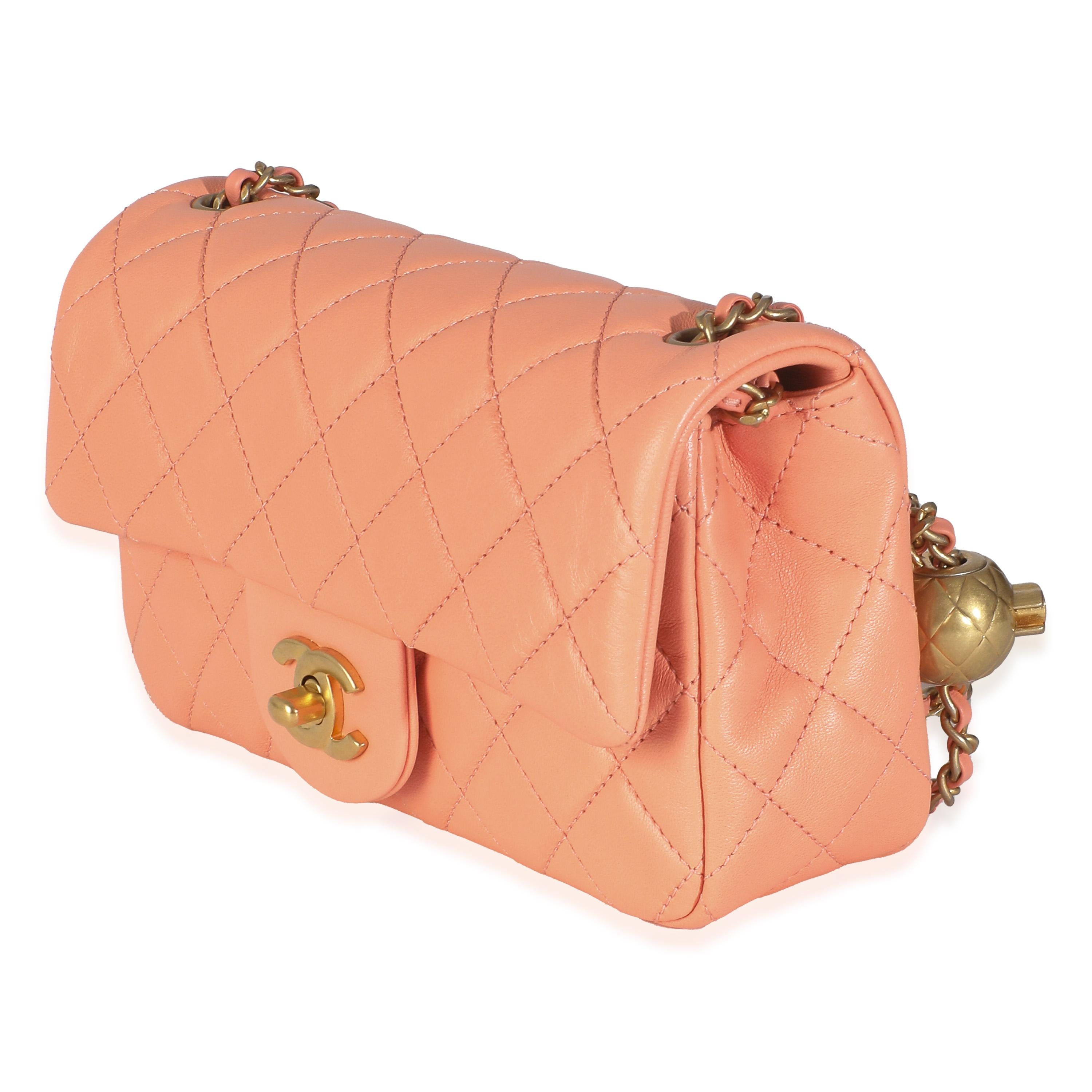 Chanel Coral Piel de cordero acolchada Mini bolso rectangular con solapa Pearl Crush en Excelente estado para la venta en New York, NY