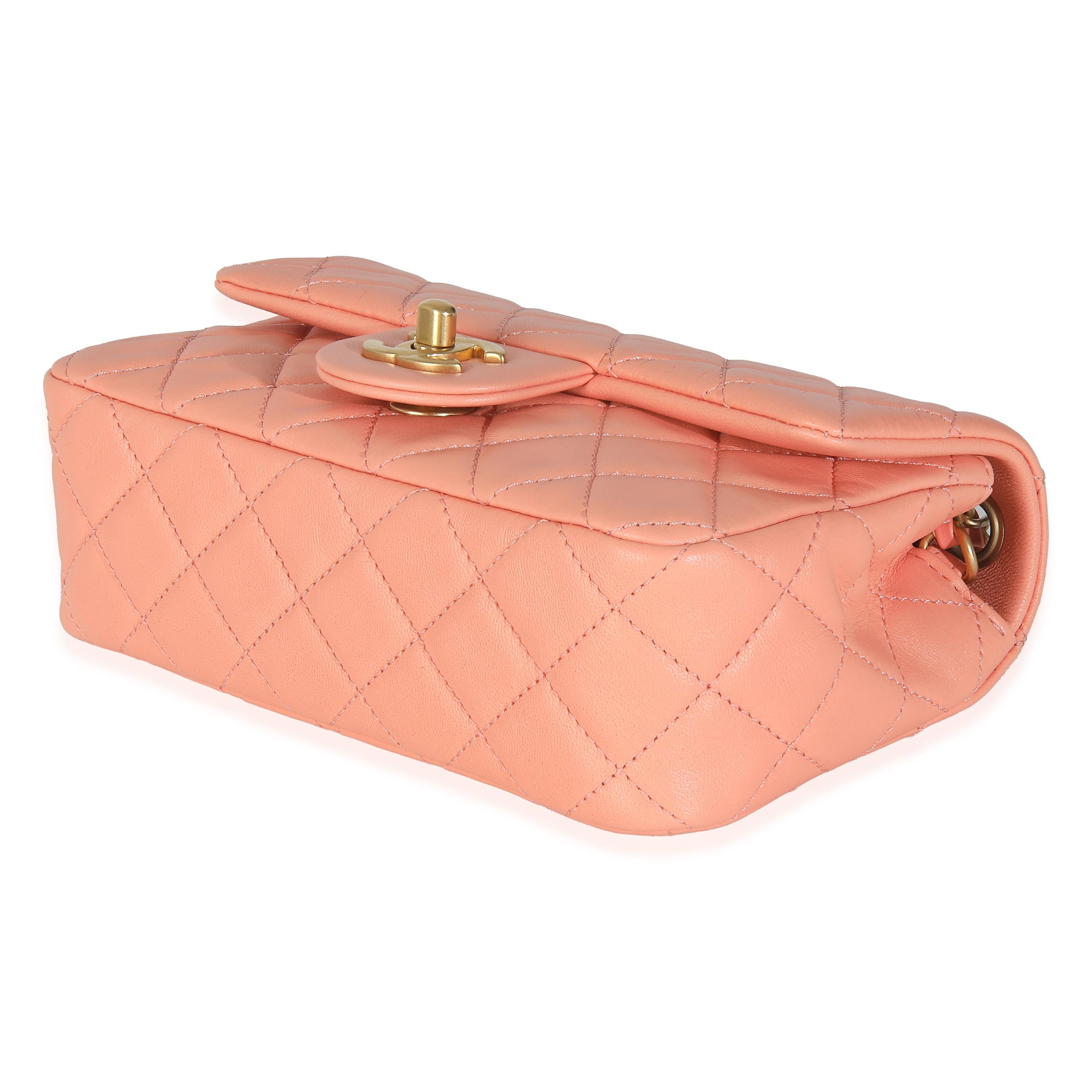 Femenino o masculino Chanel Coral Piel de cordero acolchada Mini bolso rectangular con solapa Pearl Crush en venta