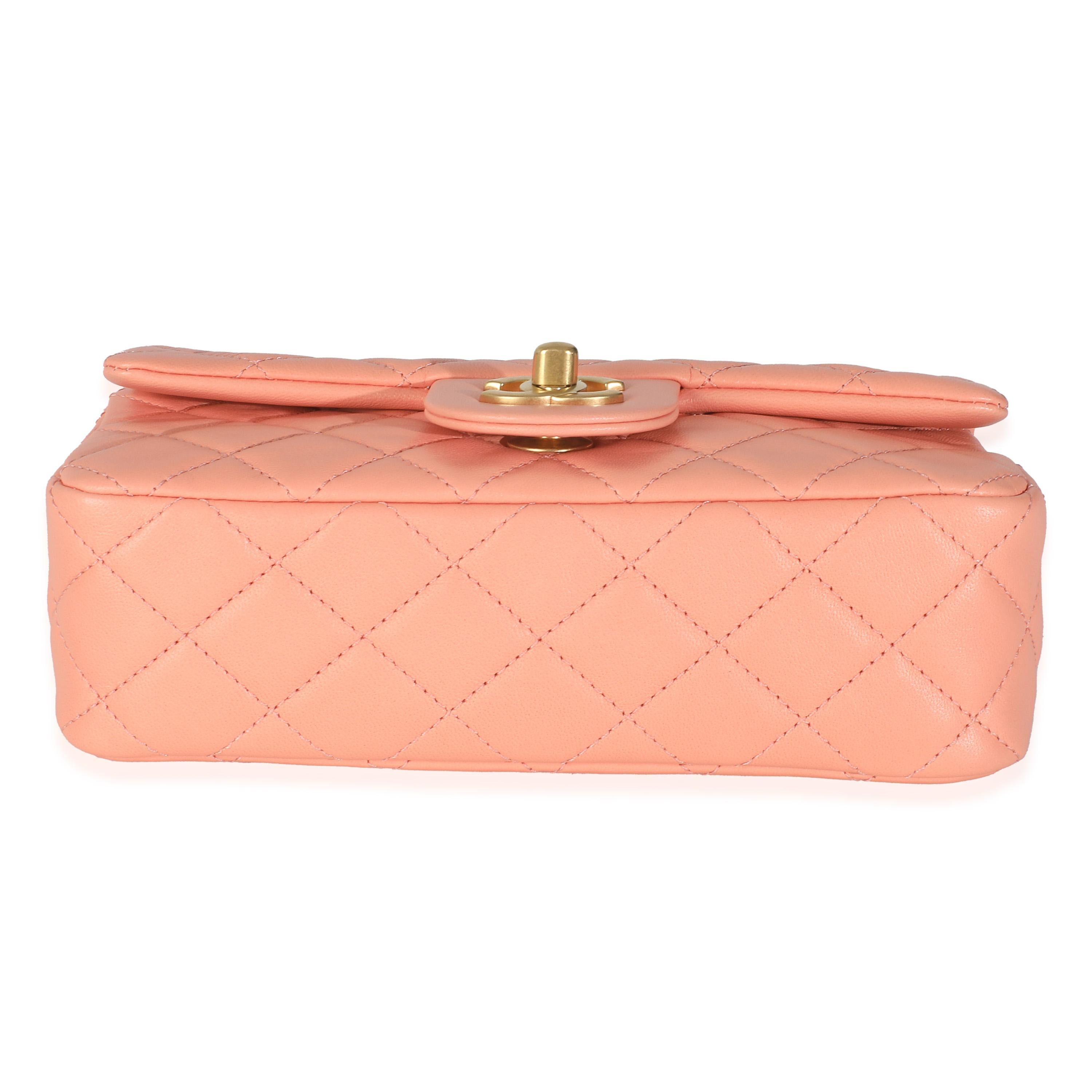 Chanel Coral Piel de cordero acolchada Mini bolso rectangular con solapa Pearl Crush en venta 3