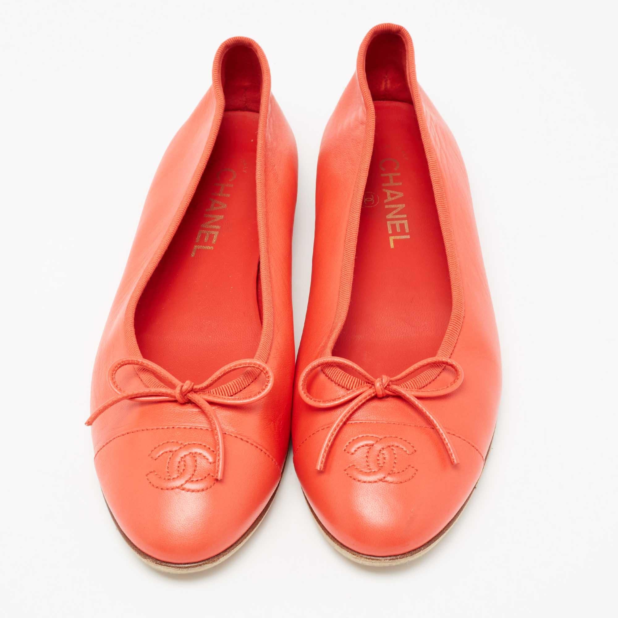 Chanel Coral Red Leather CC Cap-Toe Bow Ballet Flats Size 40 In Good Condition In Dubai, Al Qouz 2
