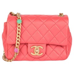 CHANEL Mini sac à rabat carré en cuir d'agneau matelassé rouge corail Bijoux