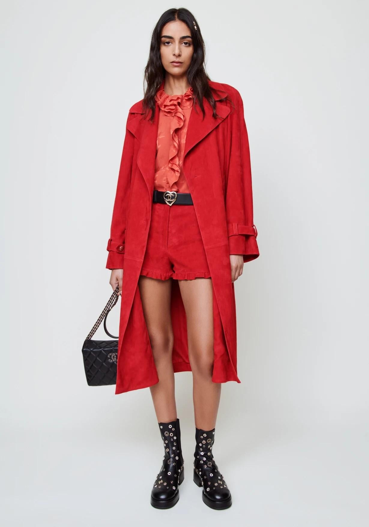CHANEL coral red silk 2022 22P LOGO RUFFLED SLEEVELESS Blouse Shirt 38 S For Sale 4