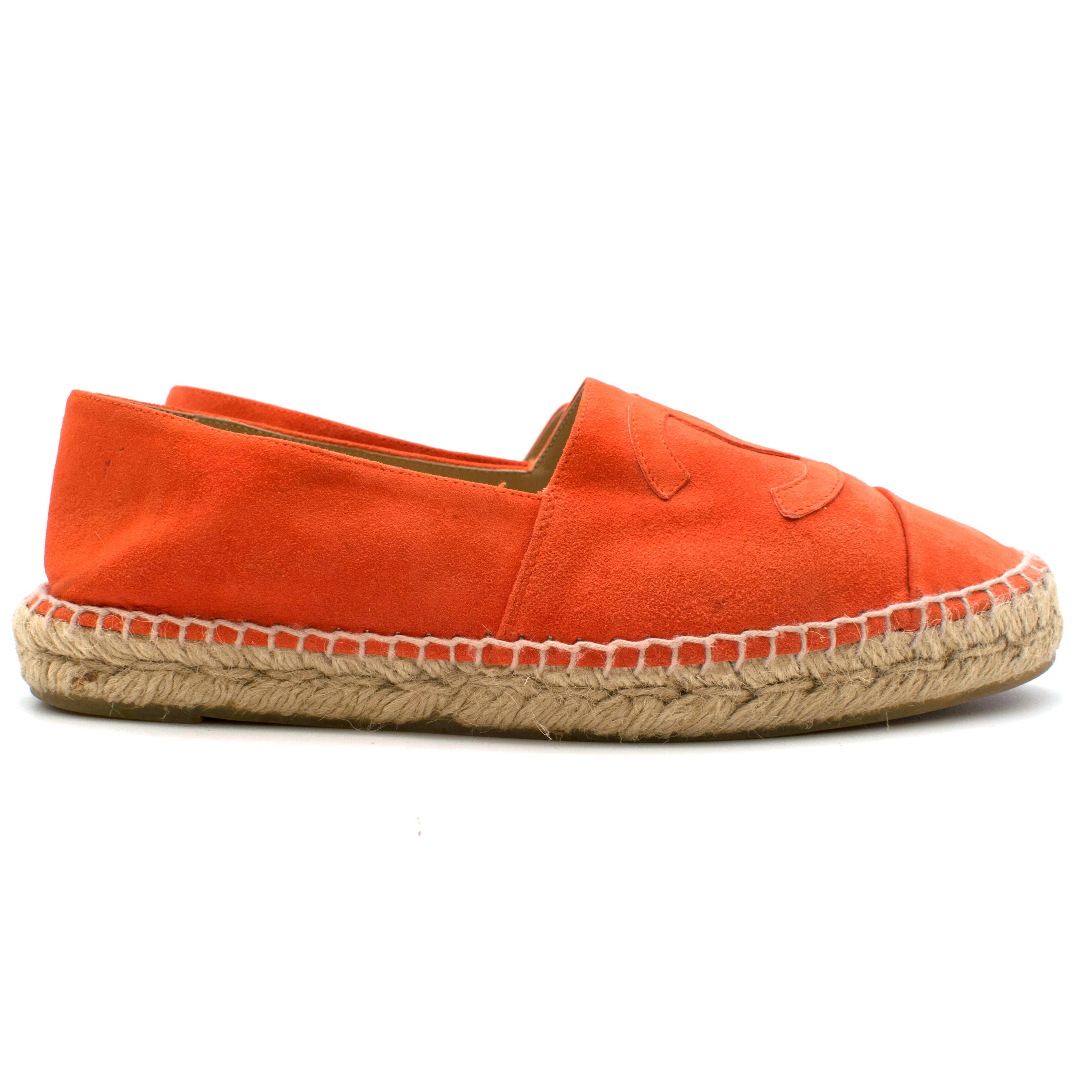 Chanel Coral Red Suede Espadrilles

- Suede flat espadrilles 
- Iconic Chanel applique logo on front of the shoe

Material
- Suede outer
- Leather insole
- Rubber sole

Made in Spain

Please note, these items are pre-owned and may show signs of