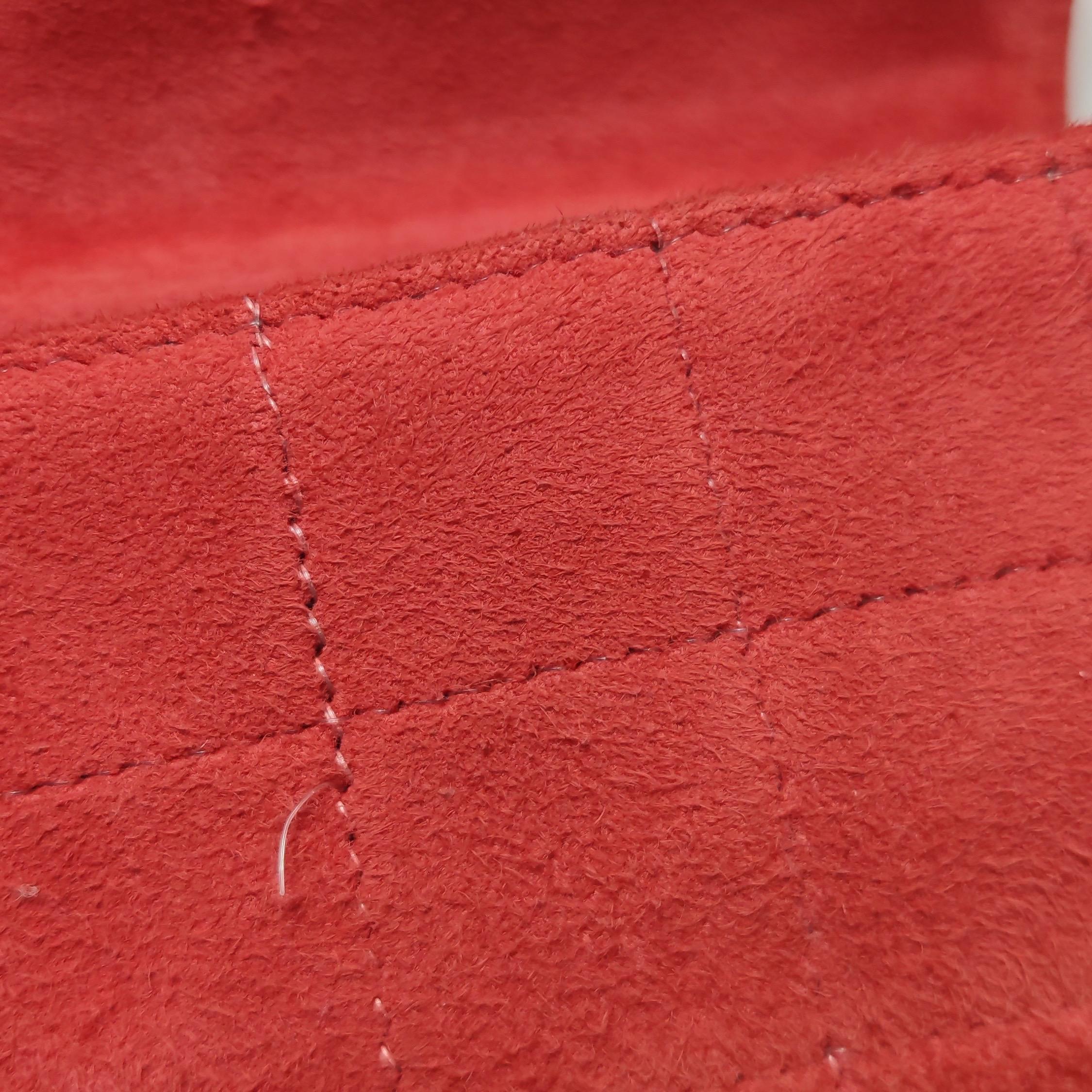 Chanel Koralle Rot Wildleder Klappe Envelop Tasche Vintage Quadratische gesteppte Perlenriemen im Angebot 9
