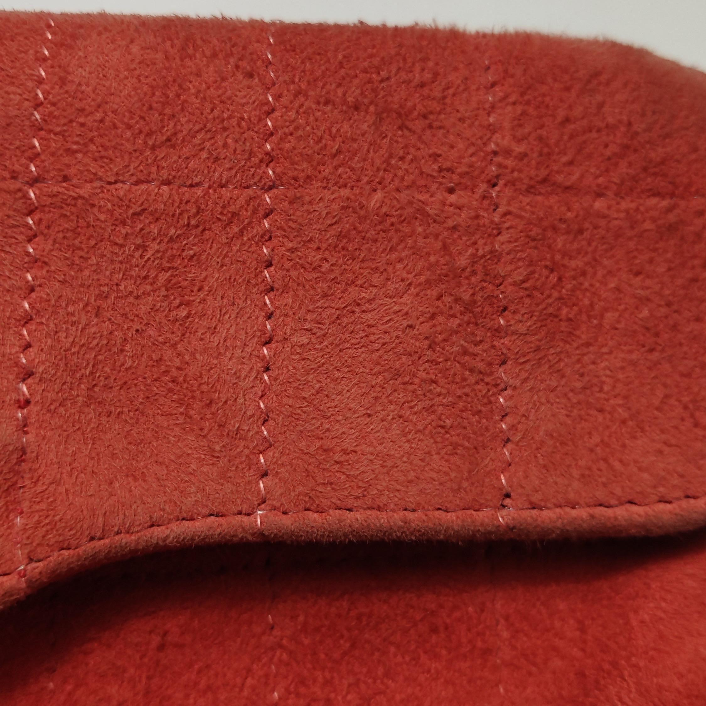 Chanel Koralle Rot Wildleder Klappe Envelop Tasche Vintage Quadratische gesteppte Perlenriemen im Angebot 11