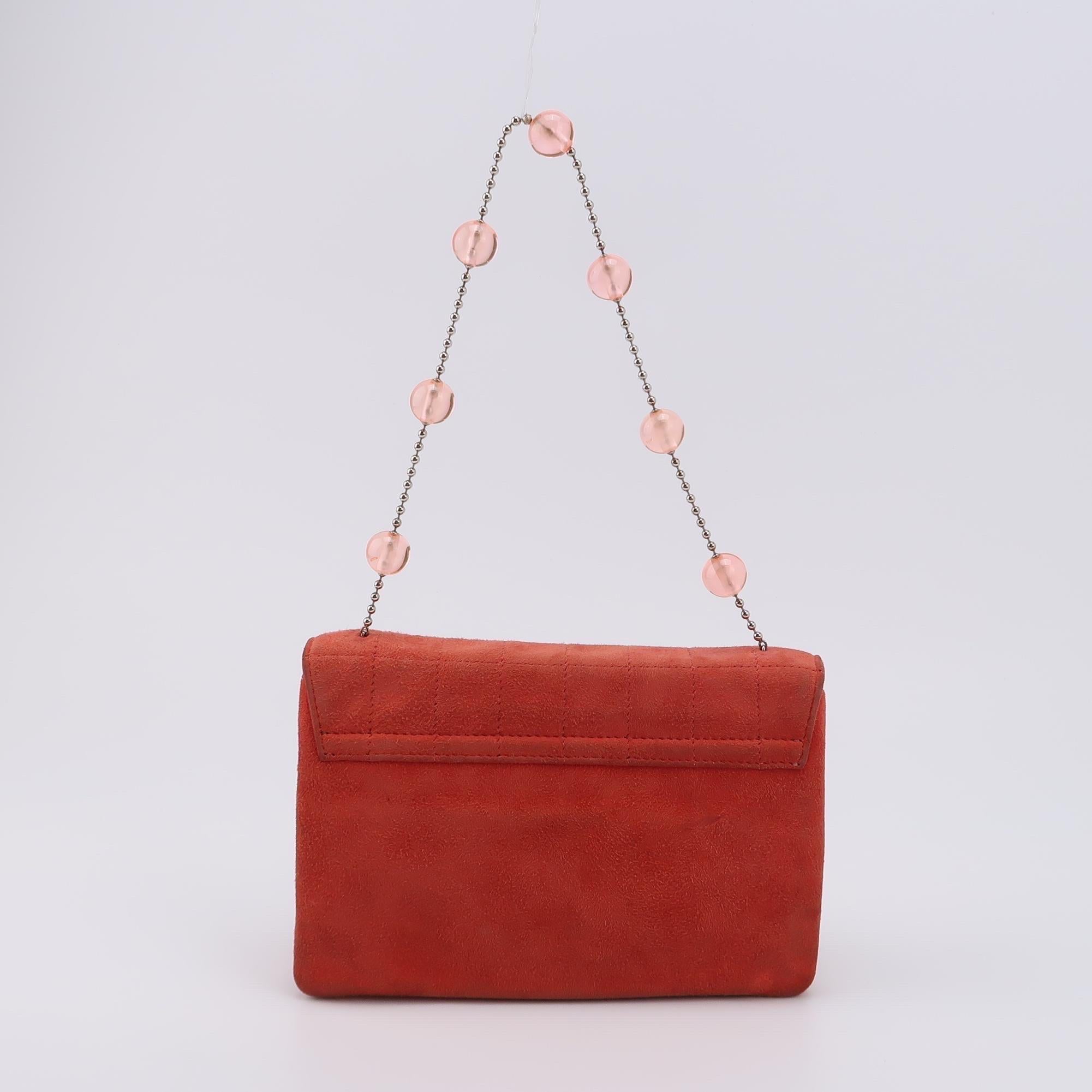 Chanel Koralle Rot Wildleder Klappe Envelop Tasche Vintage Quadratische gesteppte Perlenriemen im Zustand „Gut“ im Angebot in AUBERVILLIERS, FR