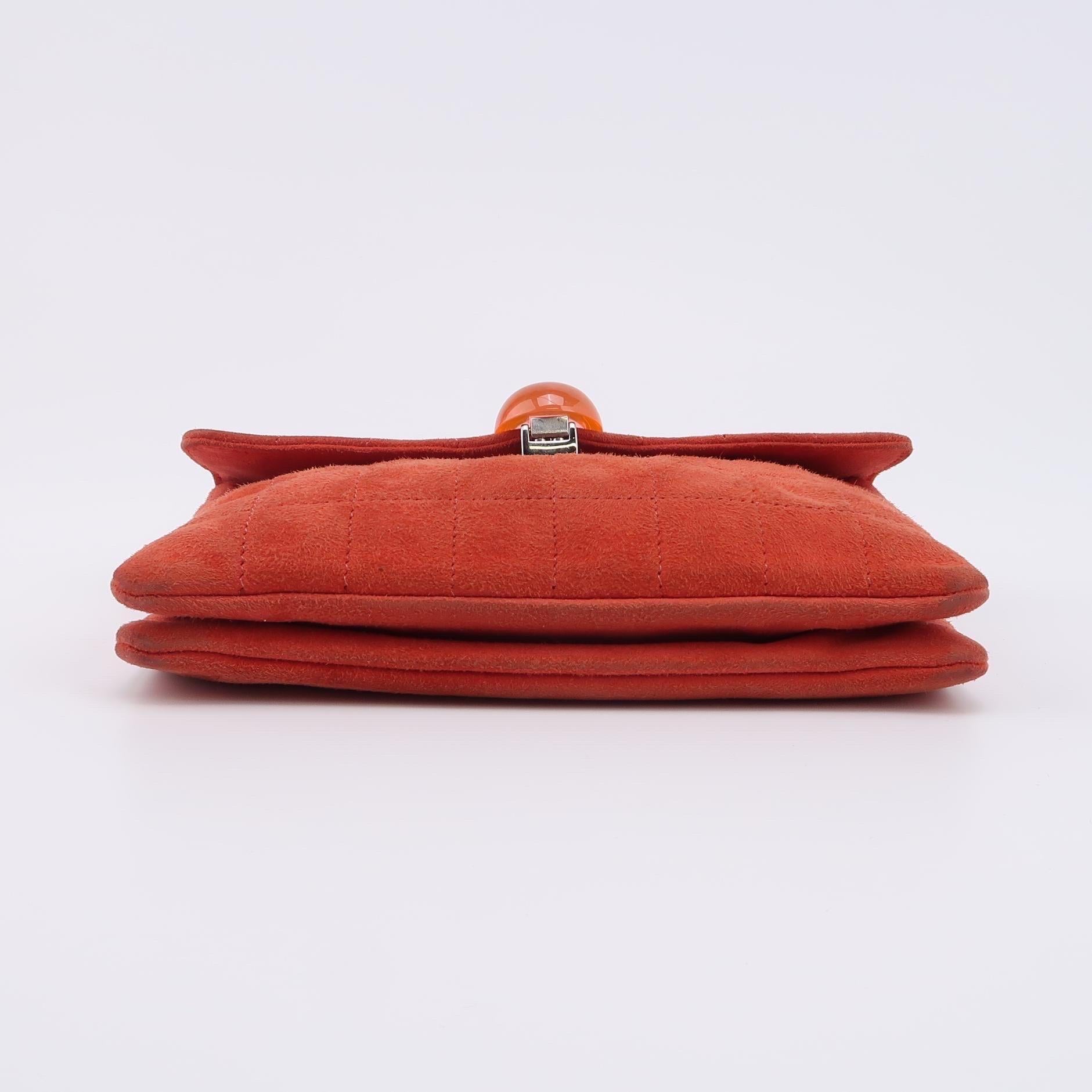 Chanel Koralle Rot Wildleder Klappe Envelop Tasche Vintage Quadratische gesteppte Perlenriemen im Angebot 2
