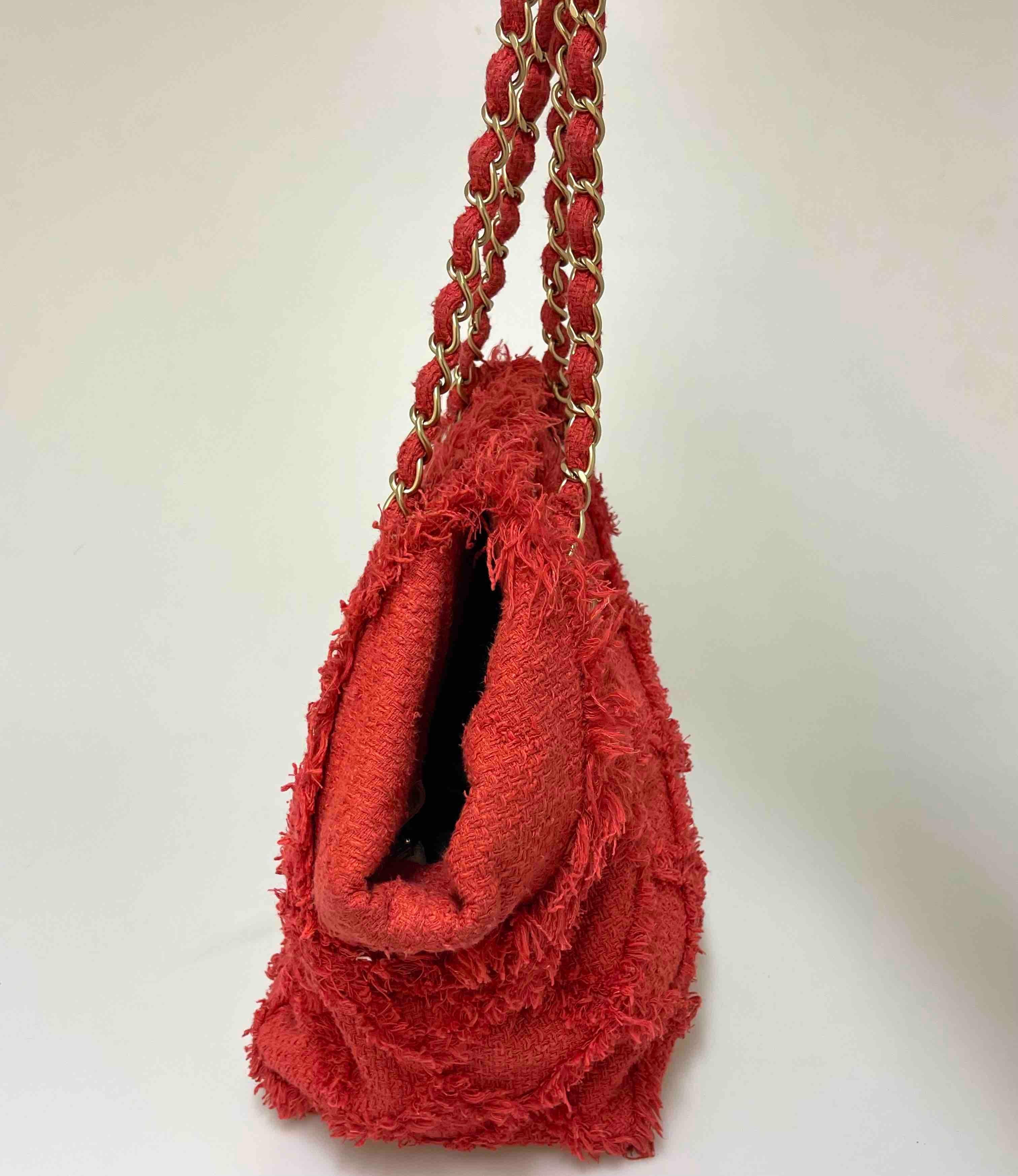 Chanel Coral Tweed Tragetasche (Rot) im Angebot
