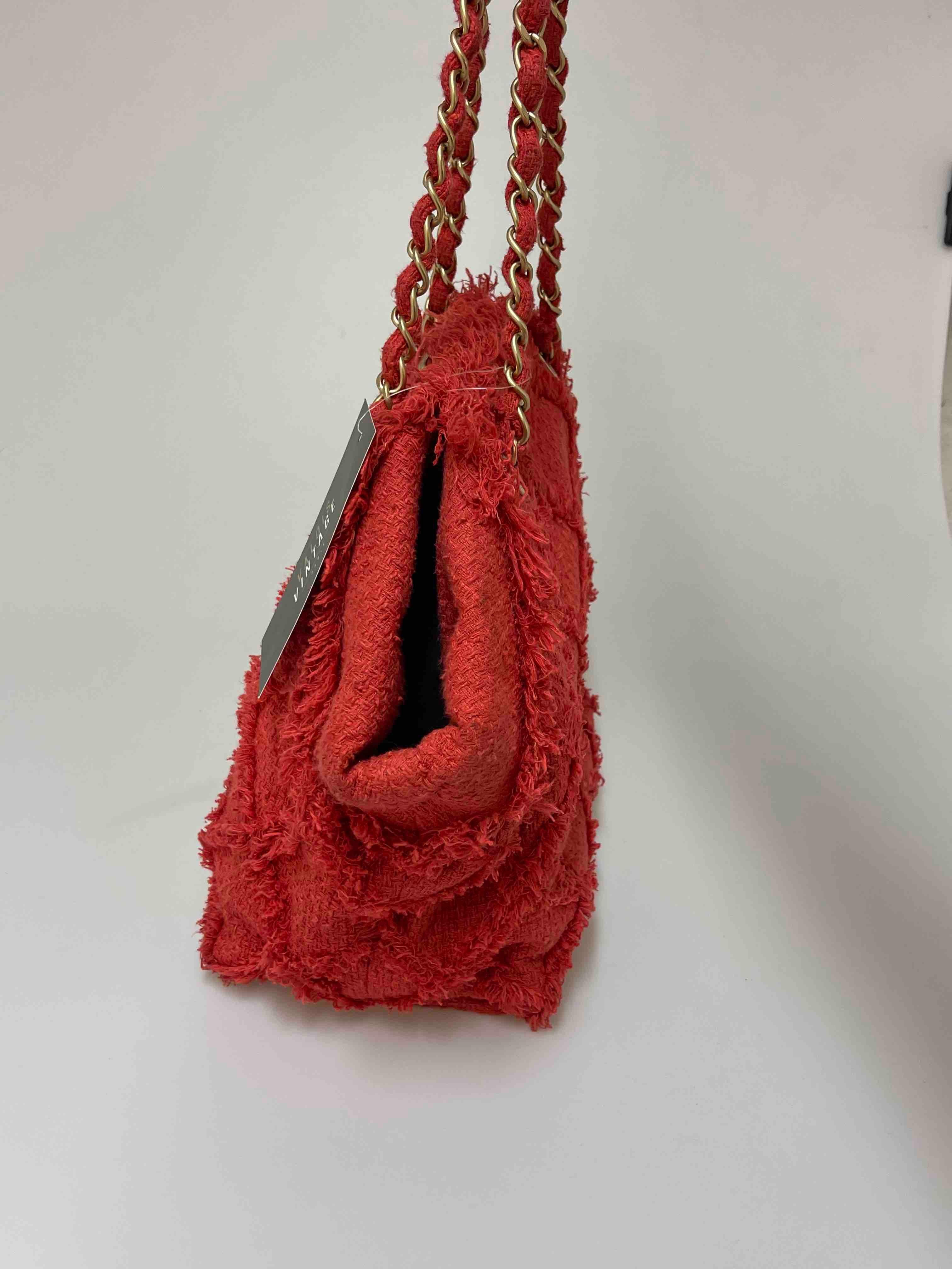 Chanel Coral Tweed Tragetasche für Damen oder Herren im Angebot