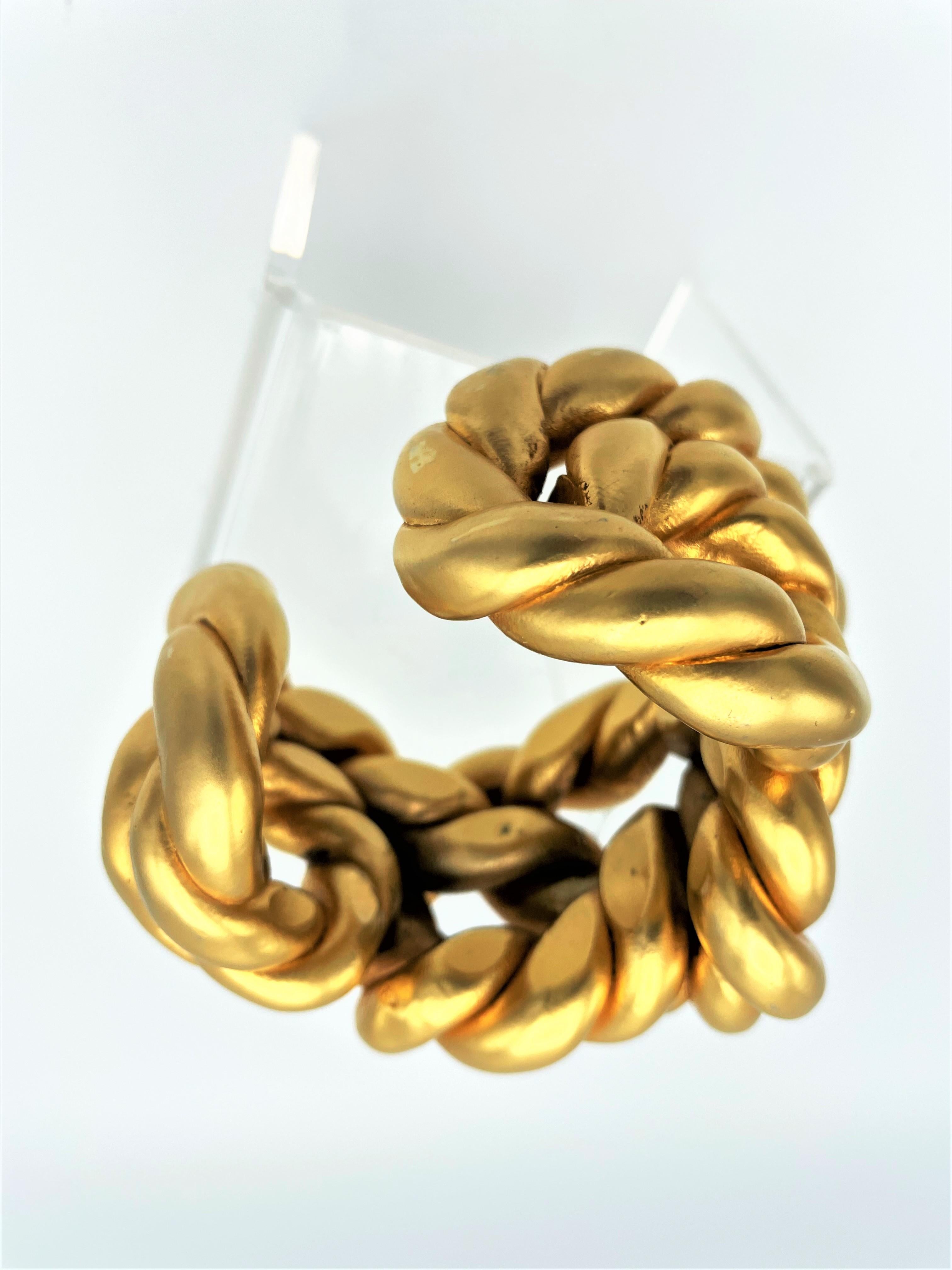 Brazalete de cordón Chanel de resina dorada por V. de Castellane, sin firmar años 80 en venta 5
