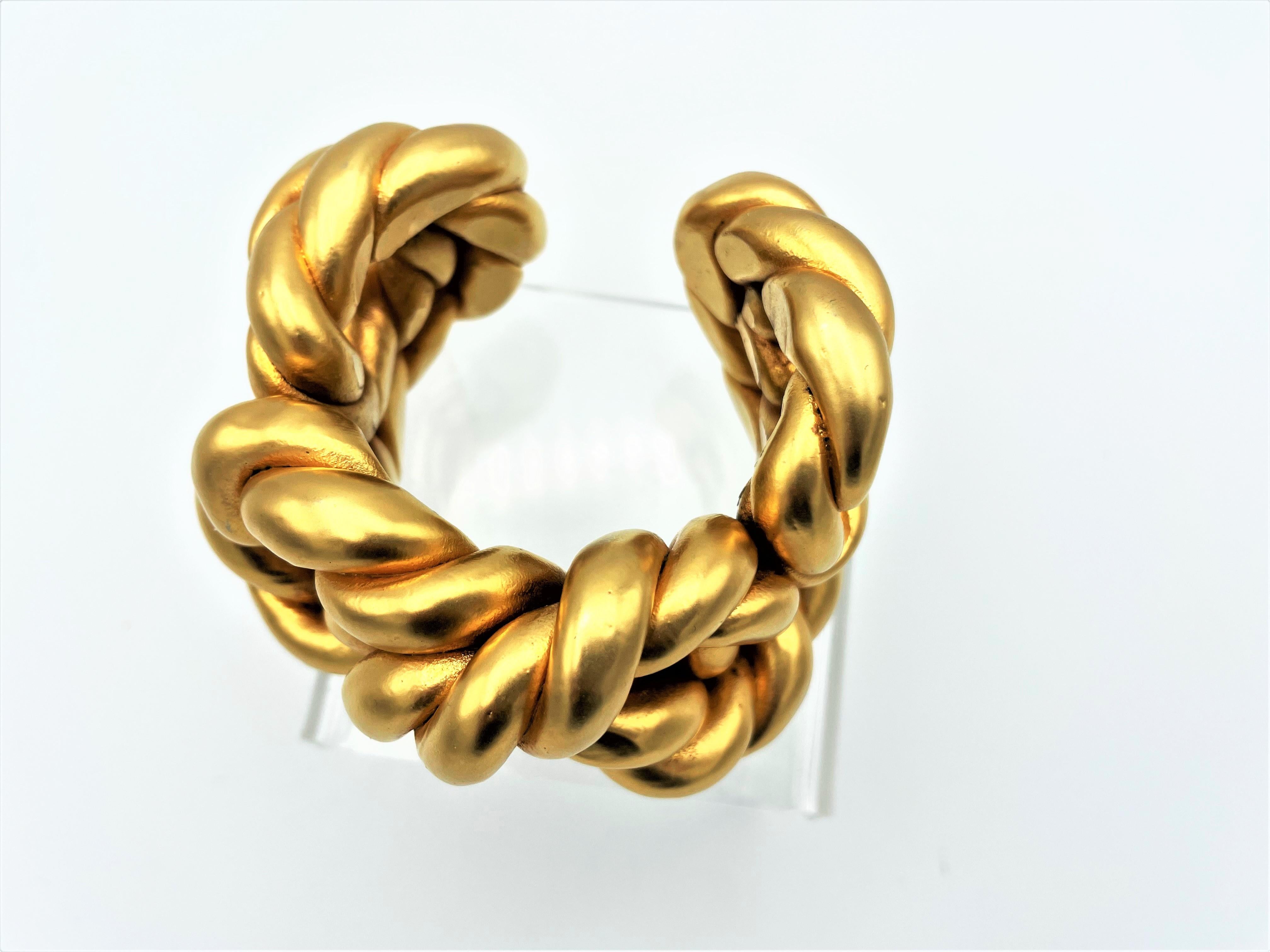 Brazalete de cordón Chanel de resina dorada por V. de Castellane, sin firmar años 80 en venta 7