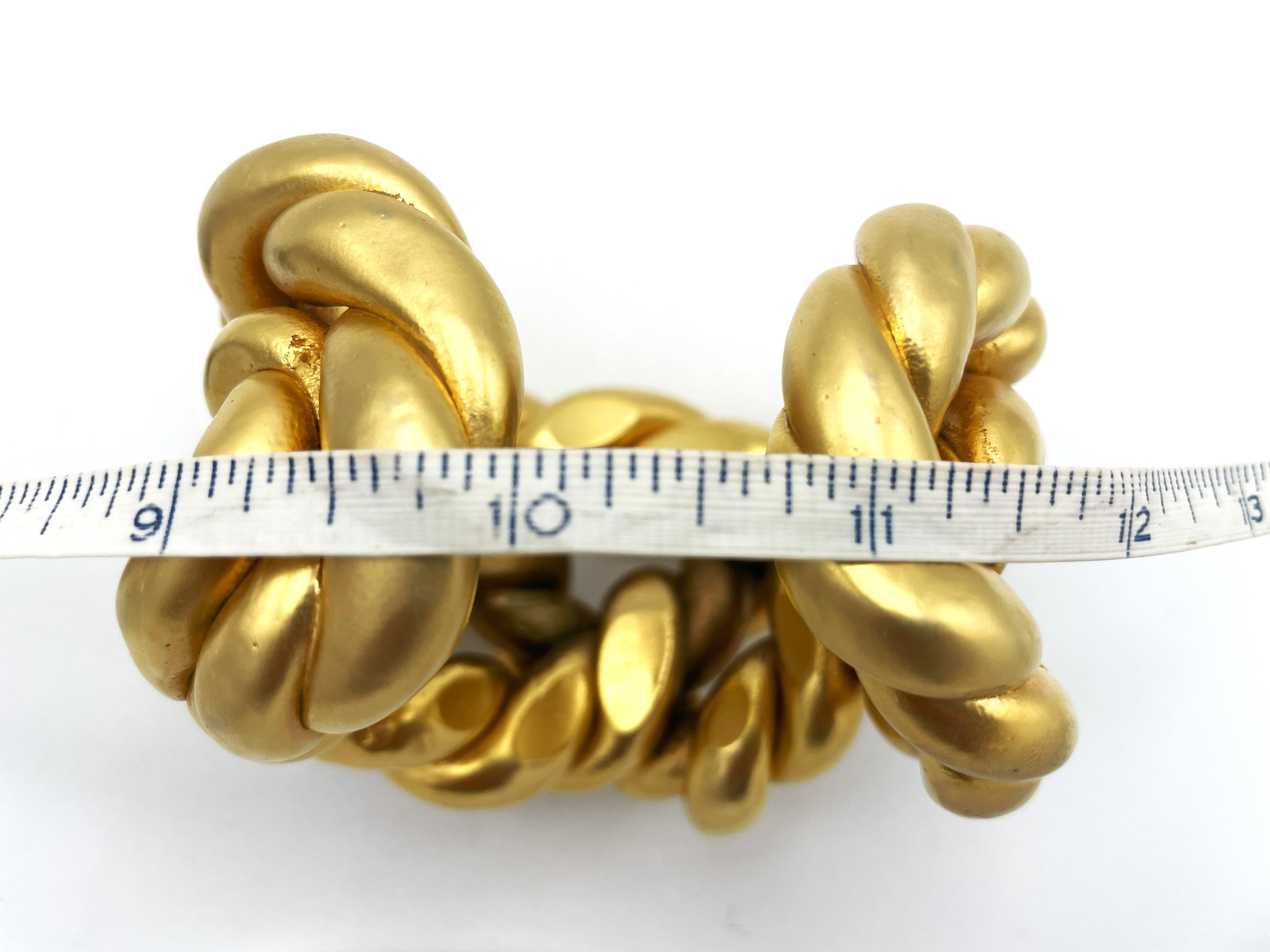 Brazalete de cordón Chanel de resina dorada por V. de Castellane, sin firmar años 80 en venta 9