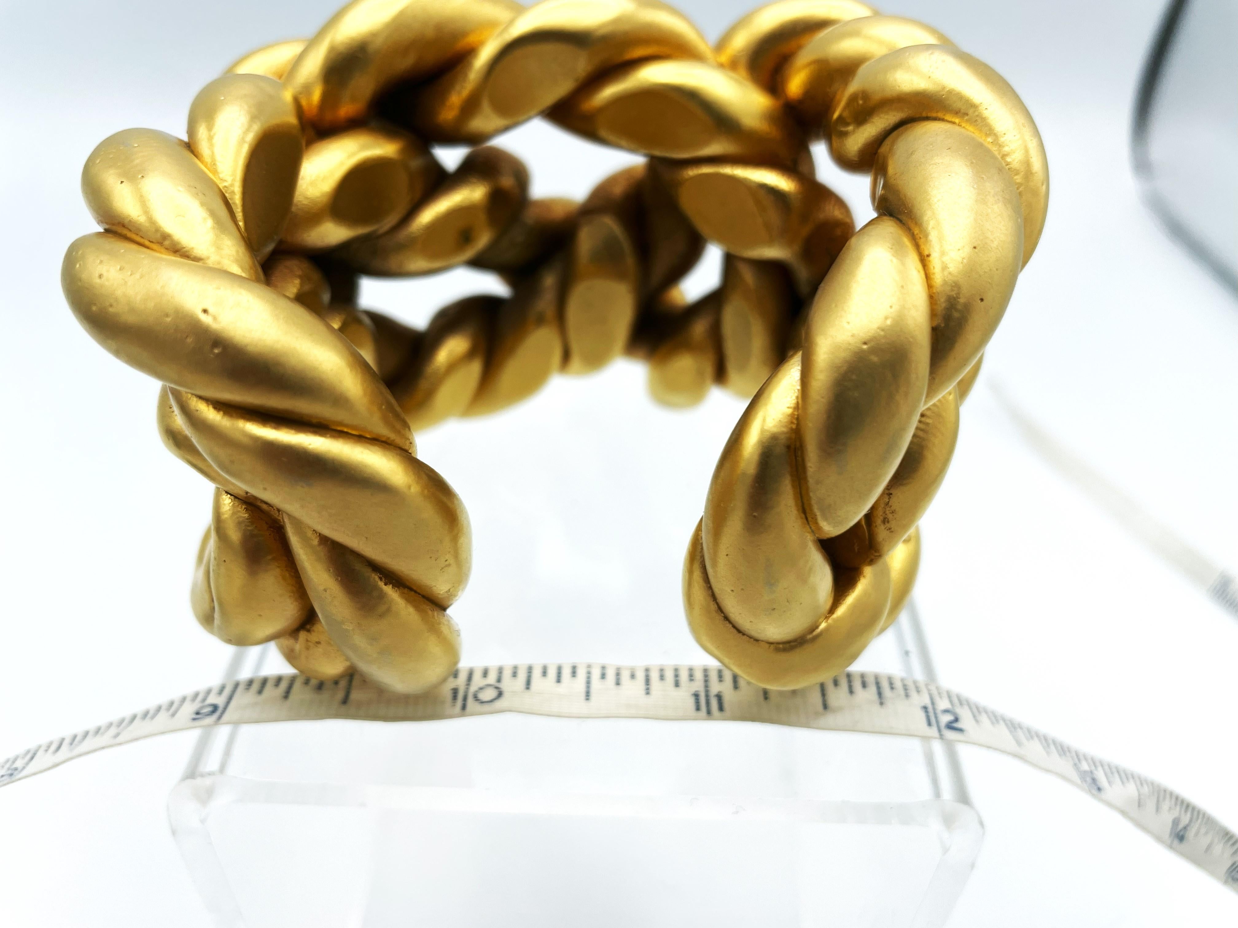 Brazalete de cordón Chanel de resina dorada por V. de Castellane, sin firmar años 80 en venta 10