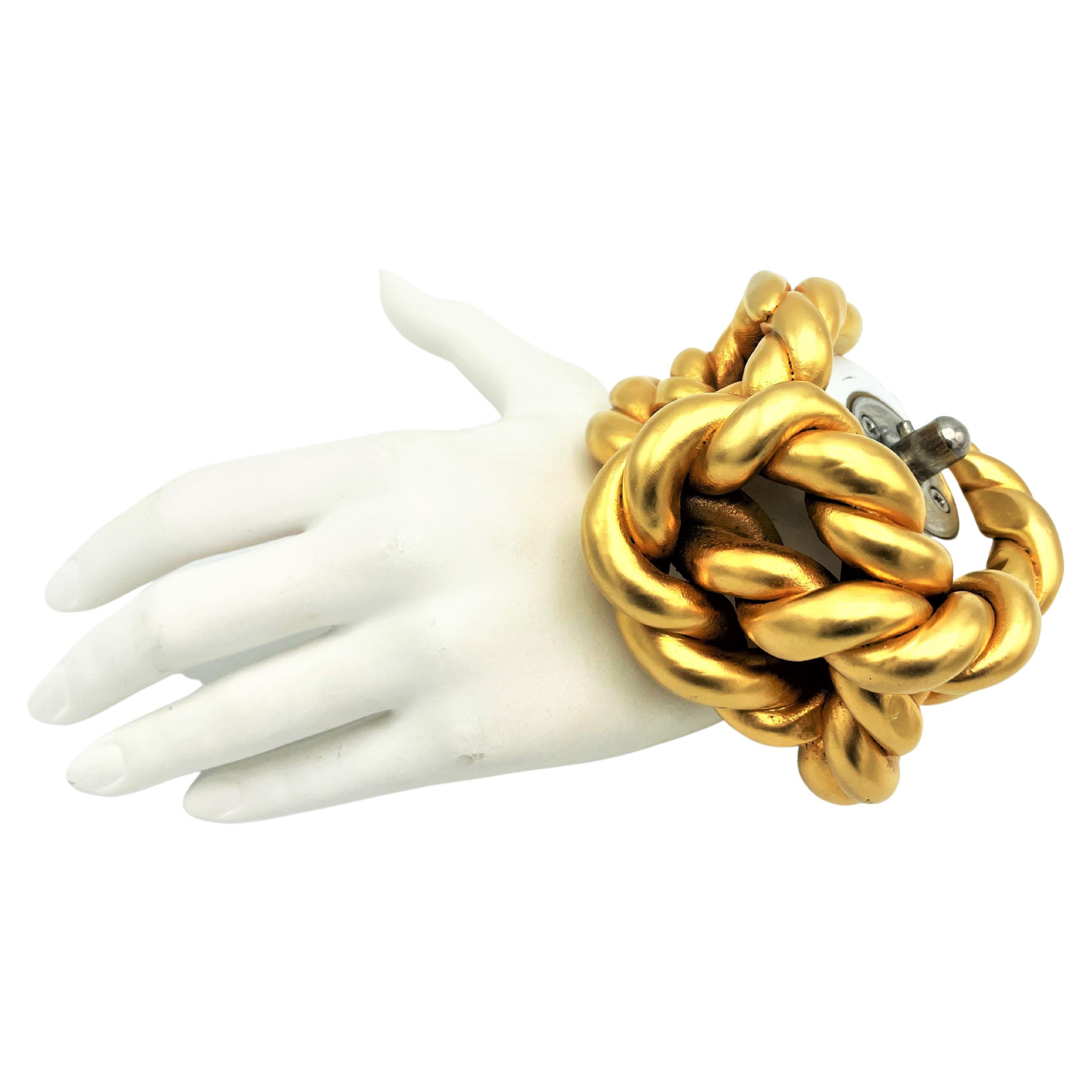 Impresionante brazalete/pulsera Chanel sin firmar en forma de gran cordón diseñado por Victoire de Castellane en los años 80, resina dorada.  Una gruesa cuerda serpentea de un extremo a otro. 
Este  ¡el manguito debe ser para una muñeca