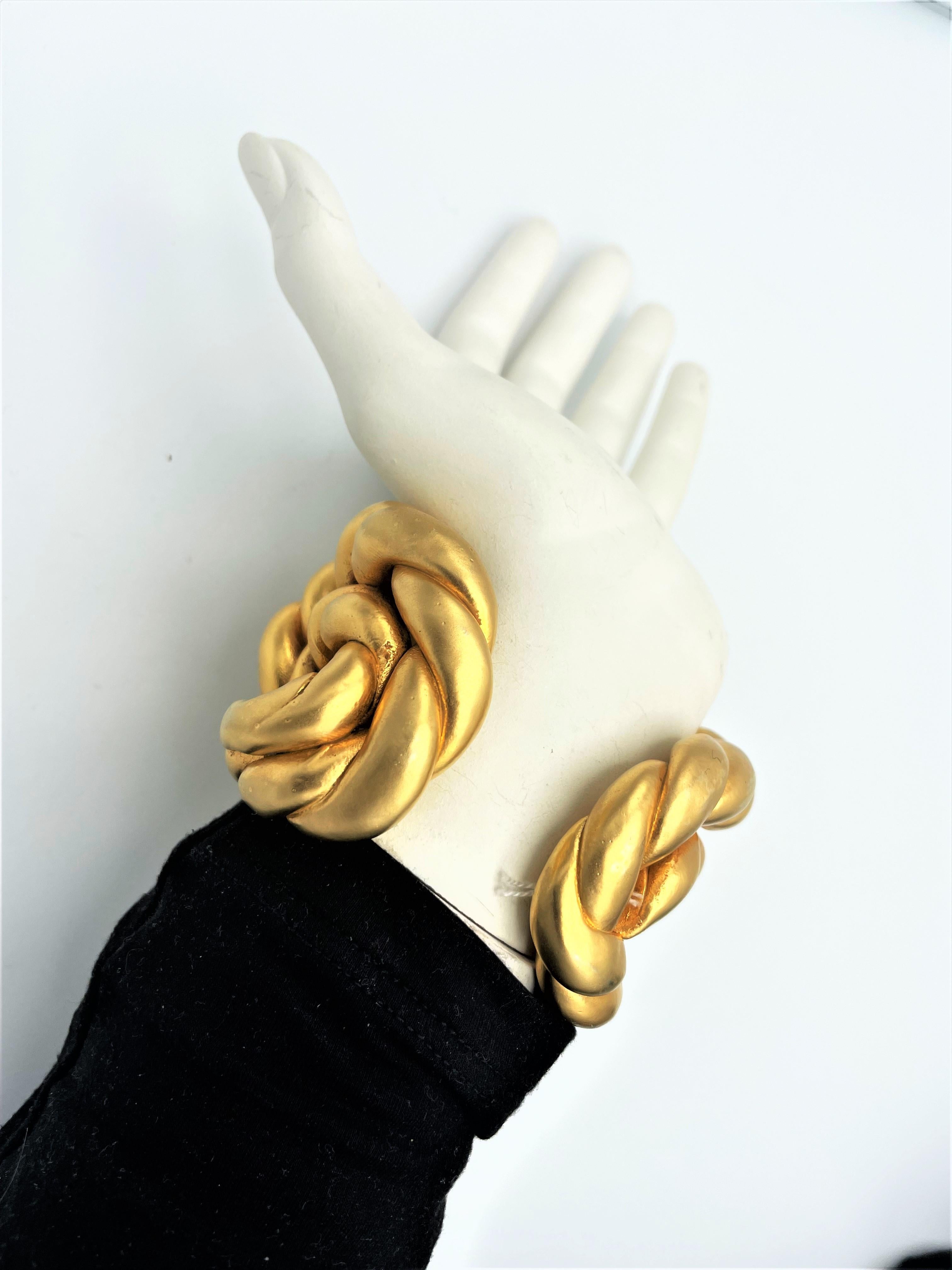 Women's Chanel cord cuff in gold-plated resin by V. de Castellane, unsigned 1980s  For Sale