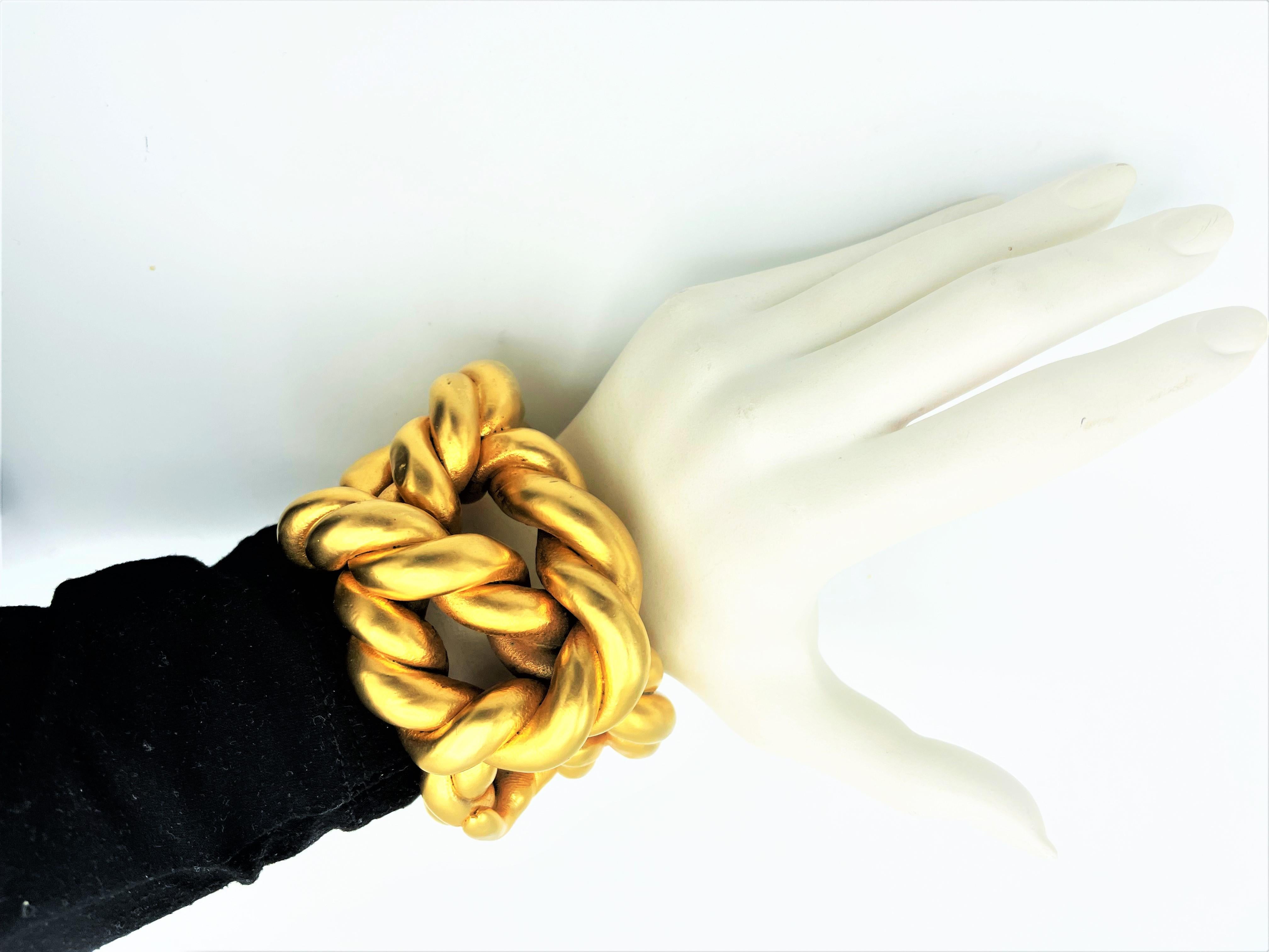 Brazalete de cordón Chanel de resina dorada por V. de Castellane, sin firmar años 80 en venta 2