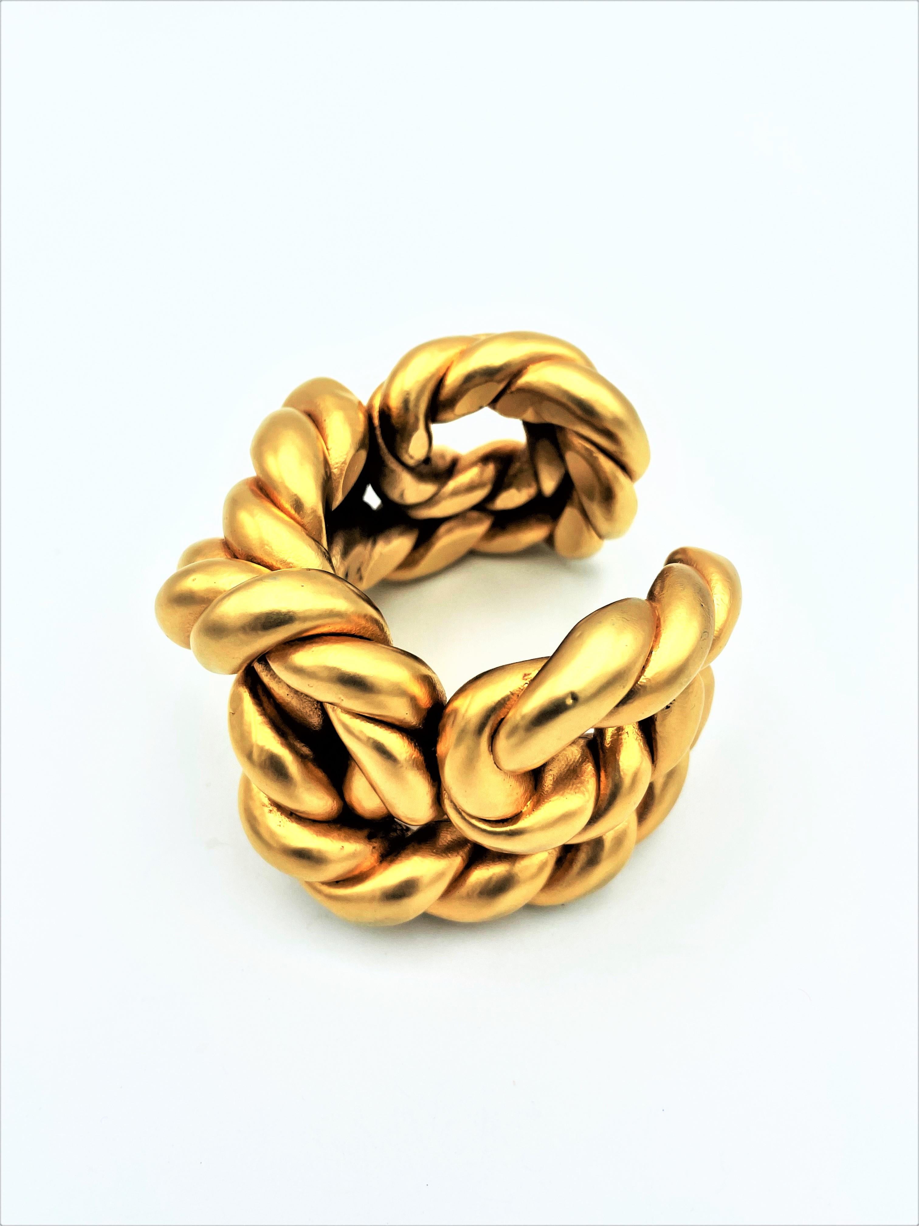 Brazalete de cordón Chanel de resina dorada por V. de Castellane, sin firmar años 80 en venta 3