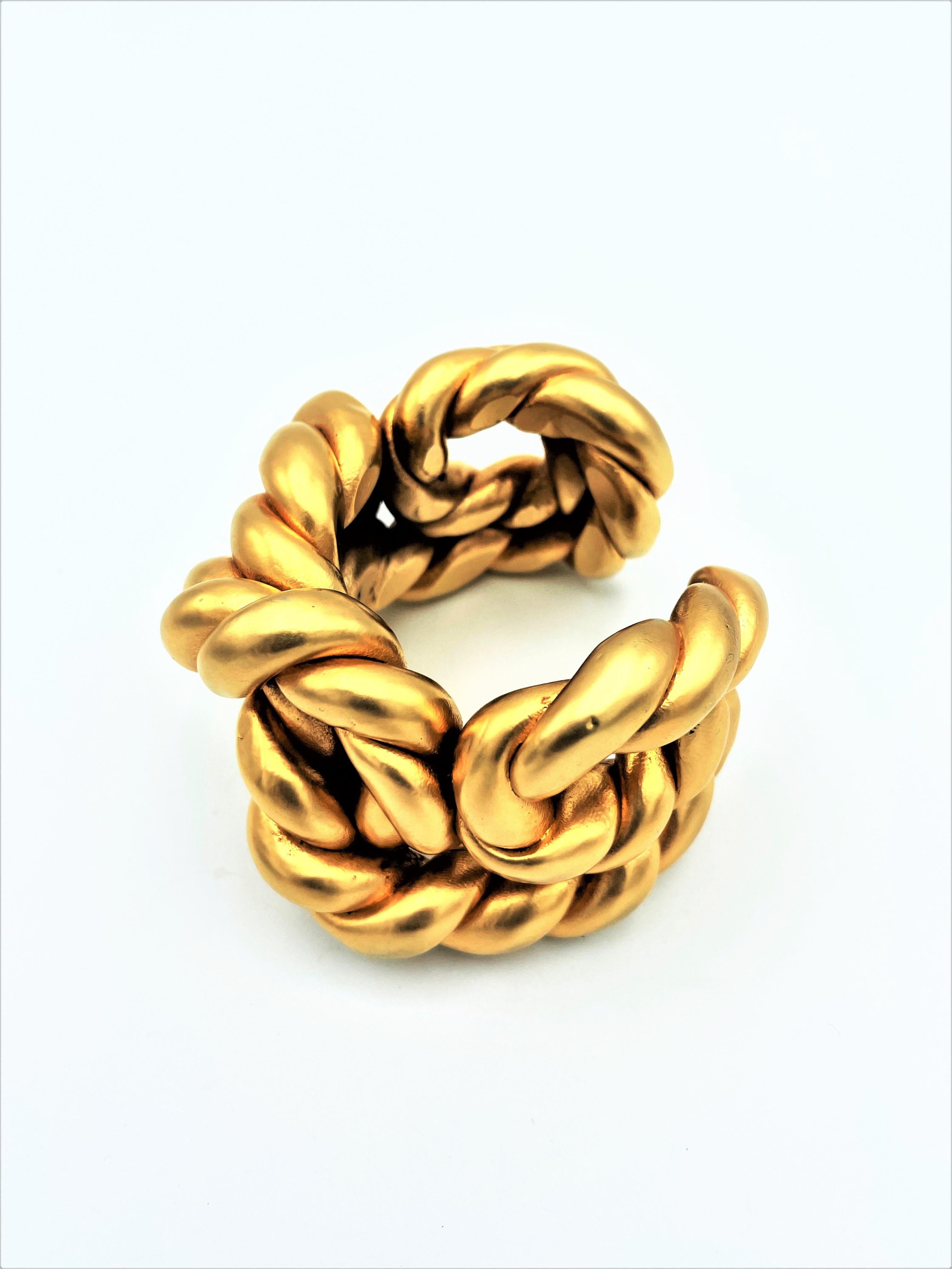 Chanel cord cuff in gold-plated resin by V. de Castellane, unsigned 1980s  For Sale 3