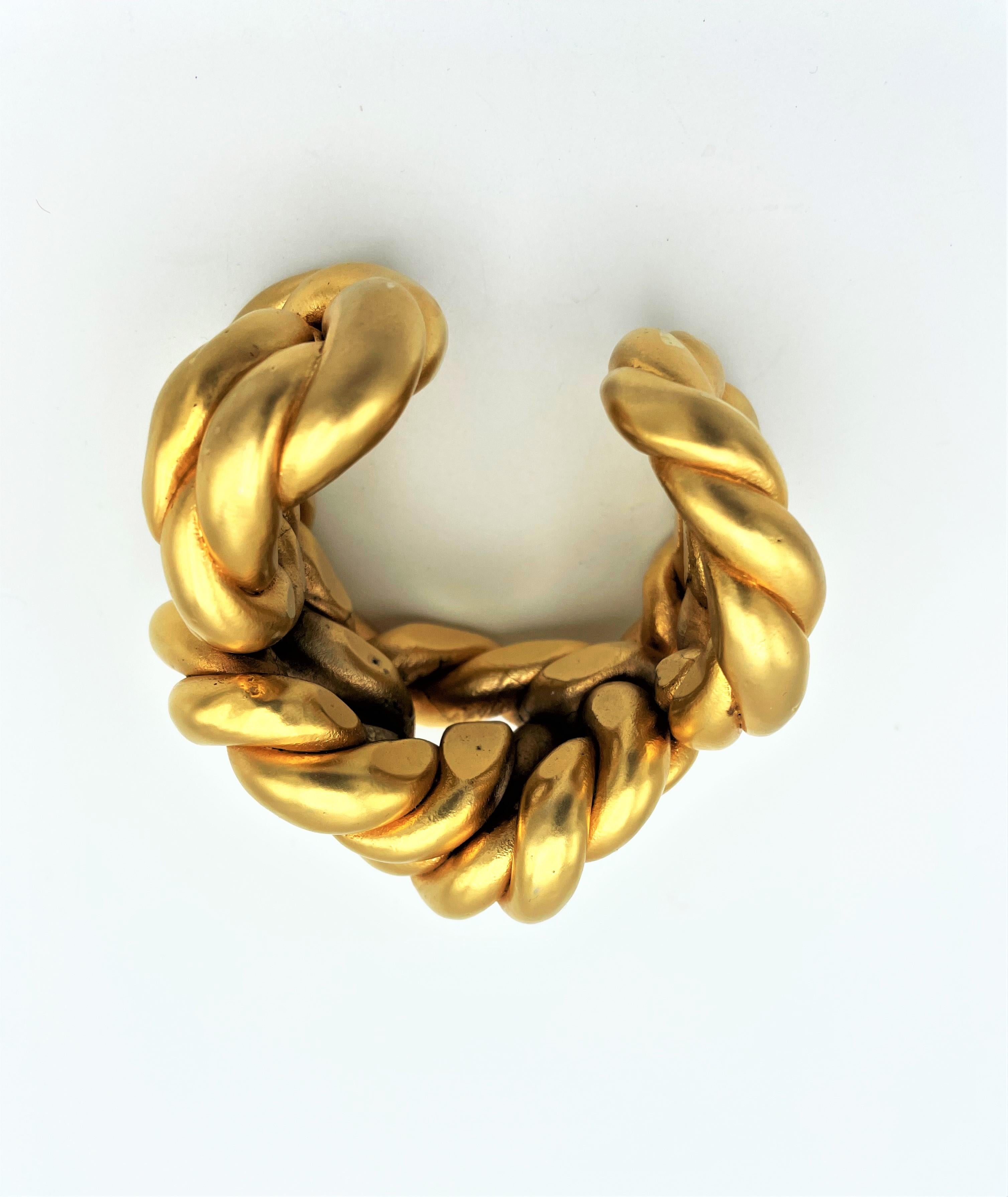 Brazalete de cordón Chanel de resina dorada por V. de Castellane, sin firmar años 80 en venta 4