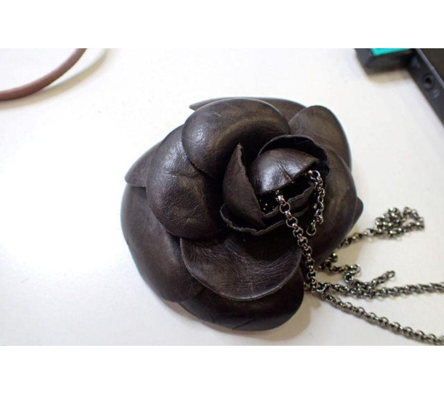 Chanel Broche Corsage avec fleur de camélia en cuir de veau noir Pour femmes en vente