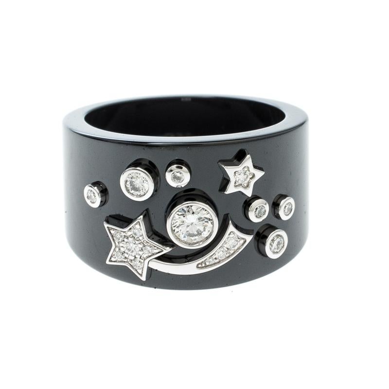 The Cosmique de Chanel is a show of a constellation of stars and comets set in ceramic. The motifs, known to be a favourite of Coco Chanel, have appeared under various forms and settings time and again for more than 80 years. In this ring, we see a