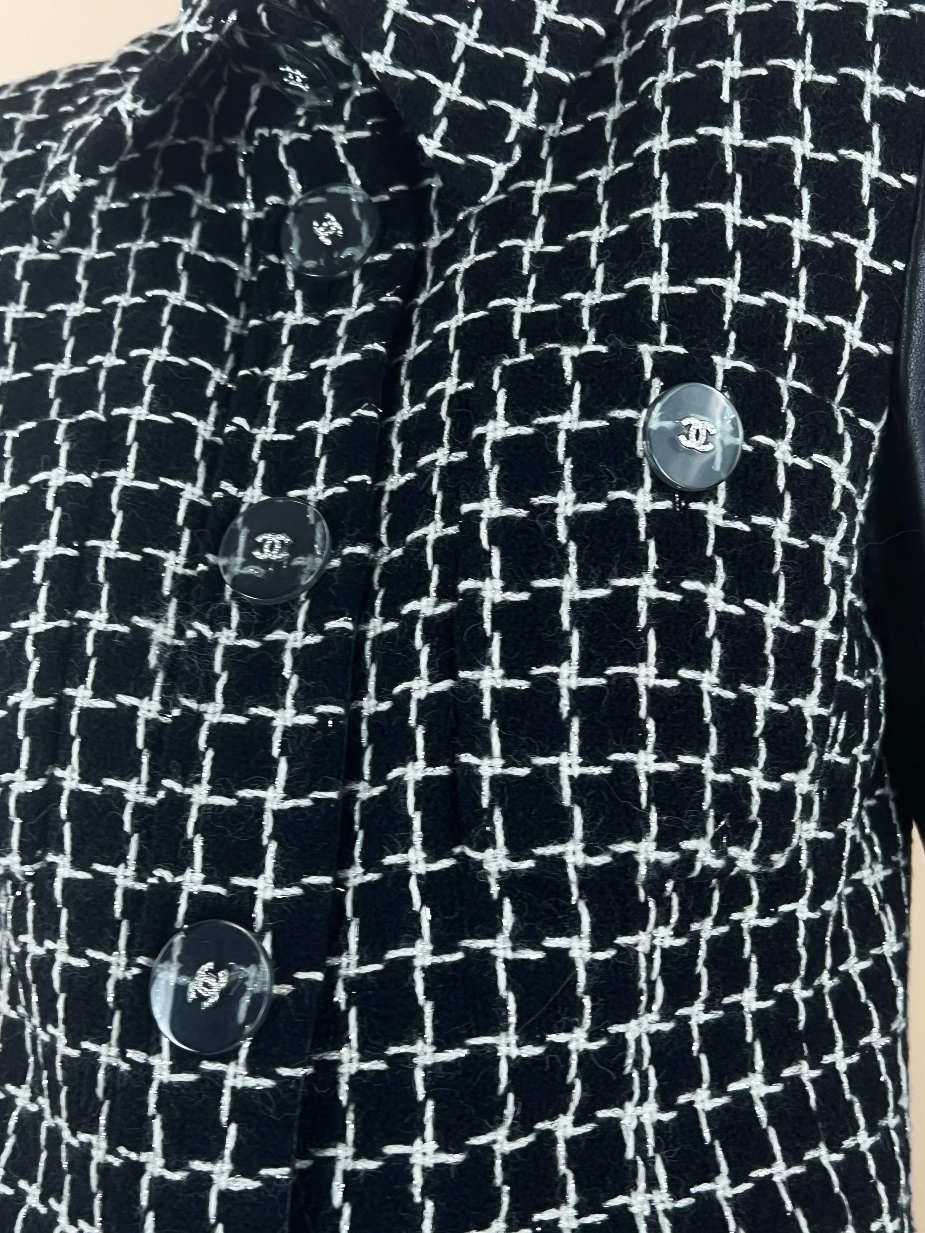 Veste en tweed noir de la collection Cosmopolite de Chanel  en vente 10