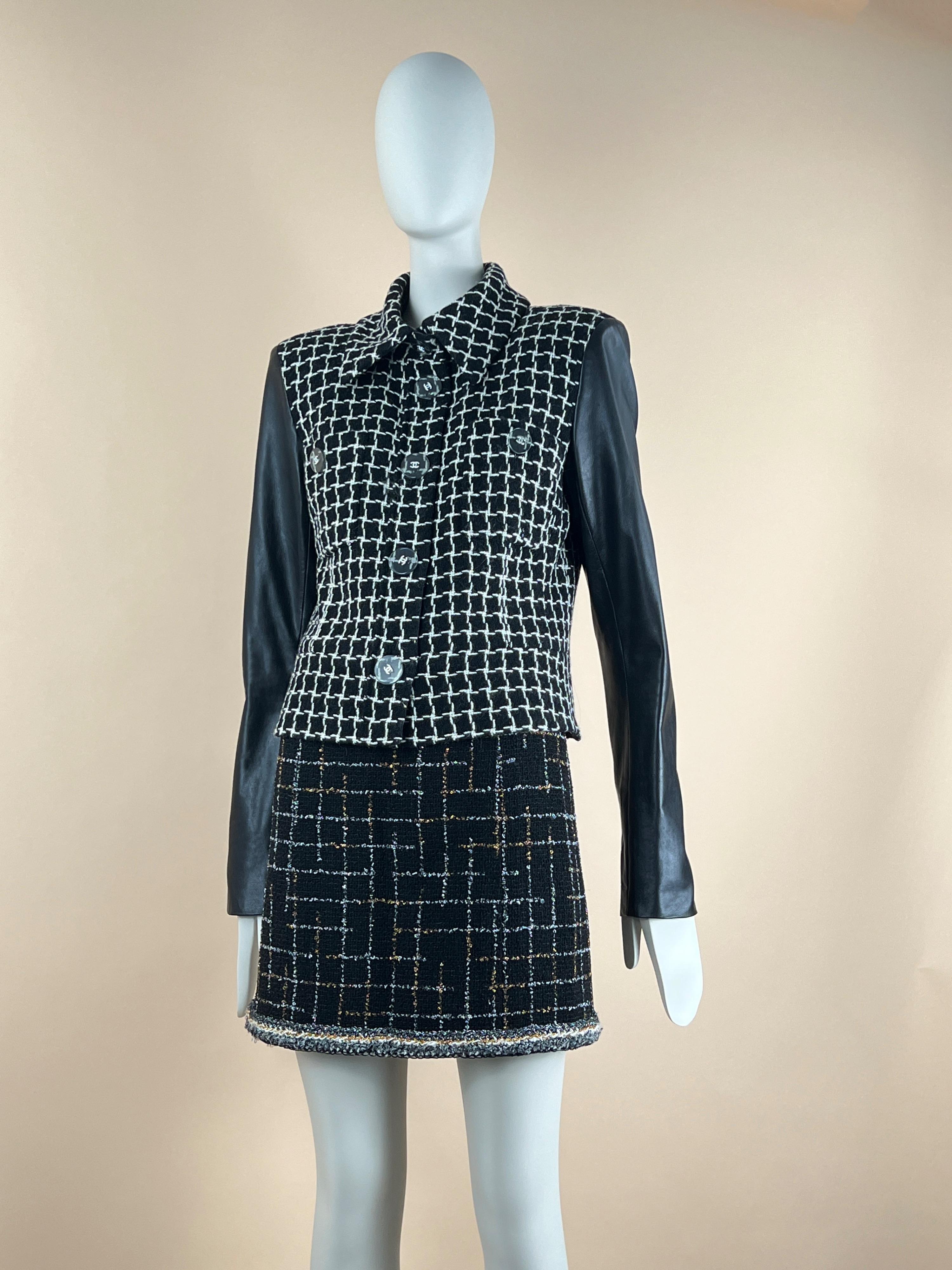 Chanel Cosmopolite Collection Black Tweed Jacket  In New Condition For Sale In Dubai, AE